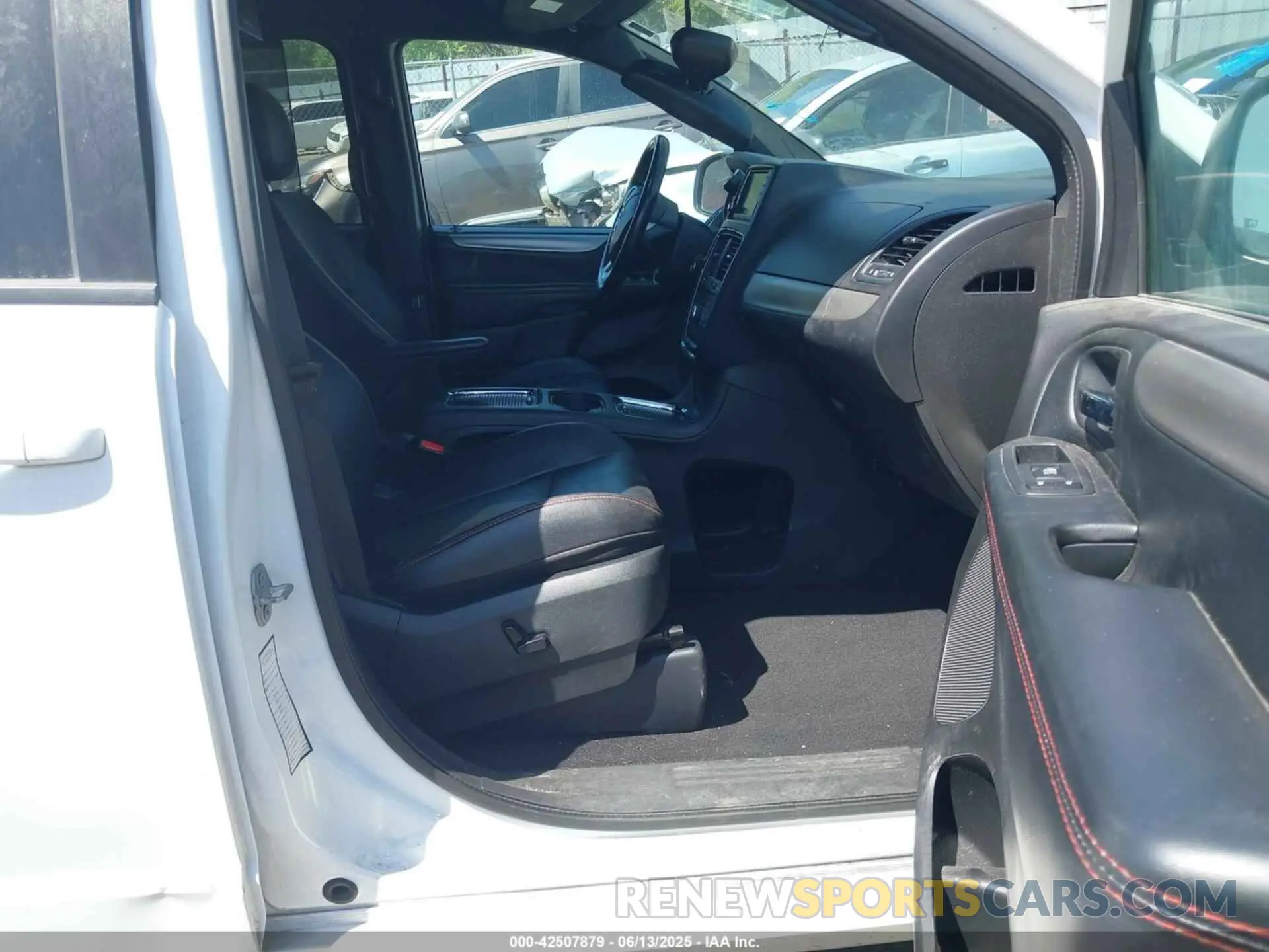 5 Photograph of a damaged car 2C4RDGEG9LR160477 DODGE GRAND CARAVAN 2020