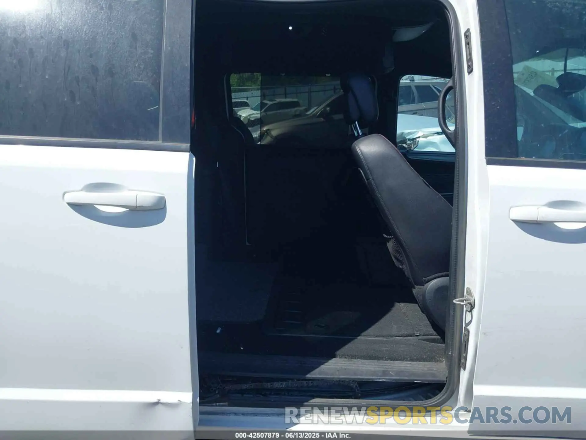 8 Photograph of a damaged car 2C4RDGEG9LR160477 DODGE GRAND CARAVAN 2020