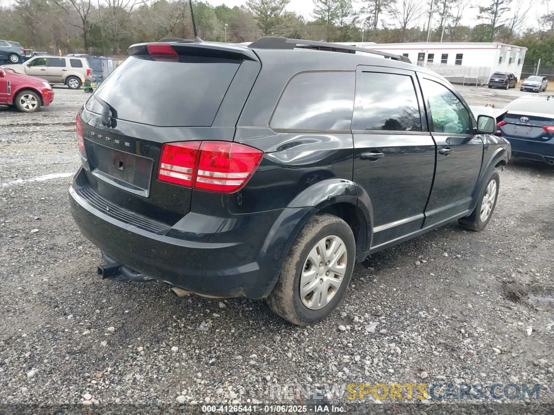 4 Photograph of a damaged car 3C4PDCAB1KT870382 DODGE JOURNEY 2019