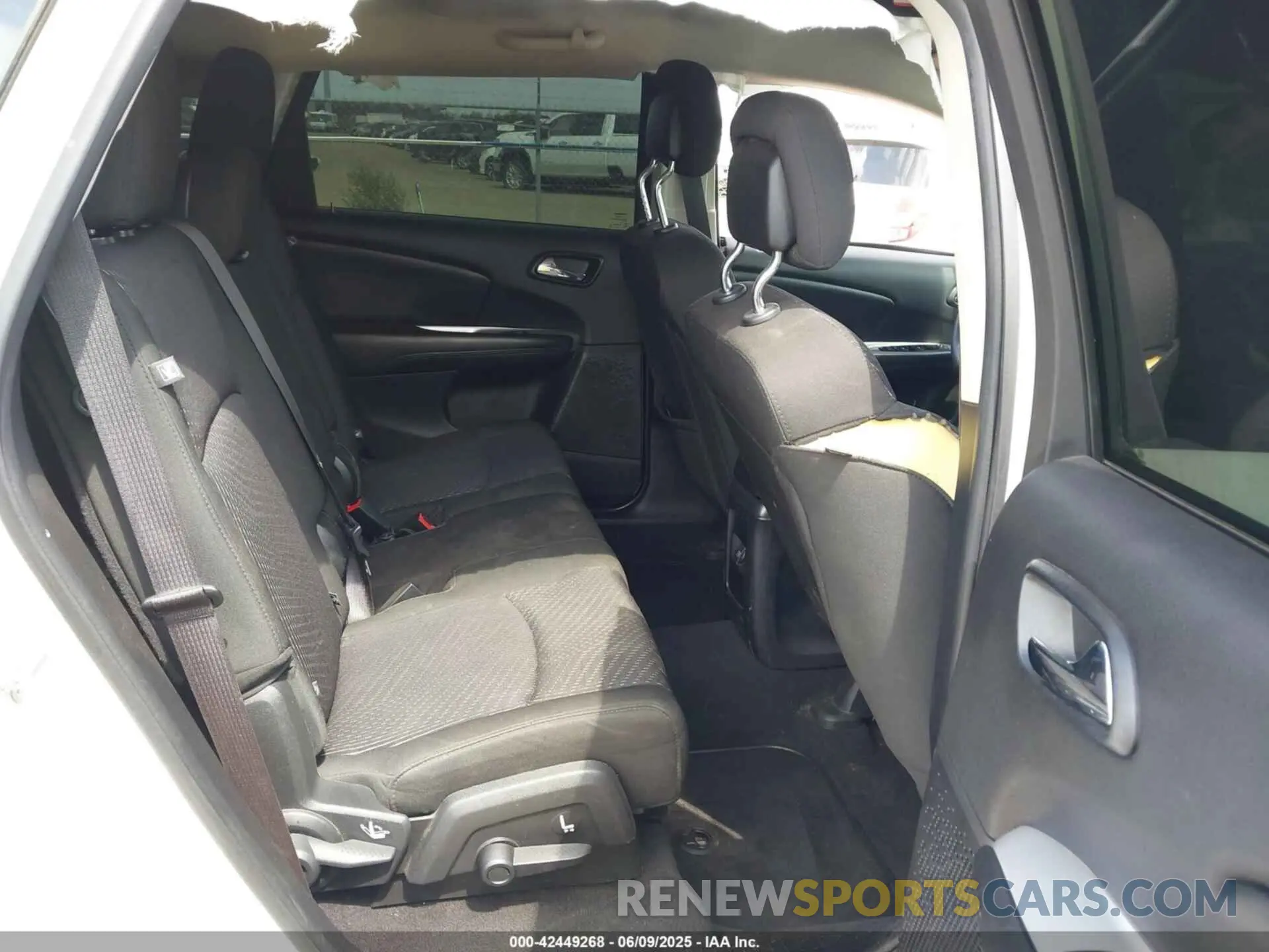 8 Photograph of a damaged car 3C4PDCAB4KT861661 DODGE JOURNEY 2019