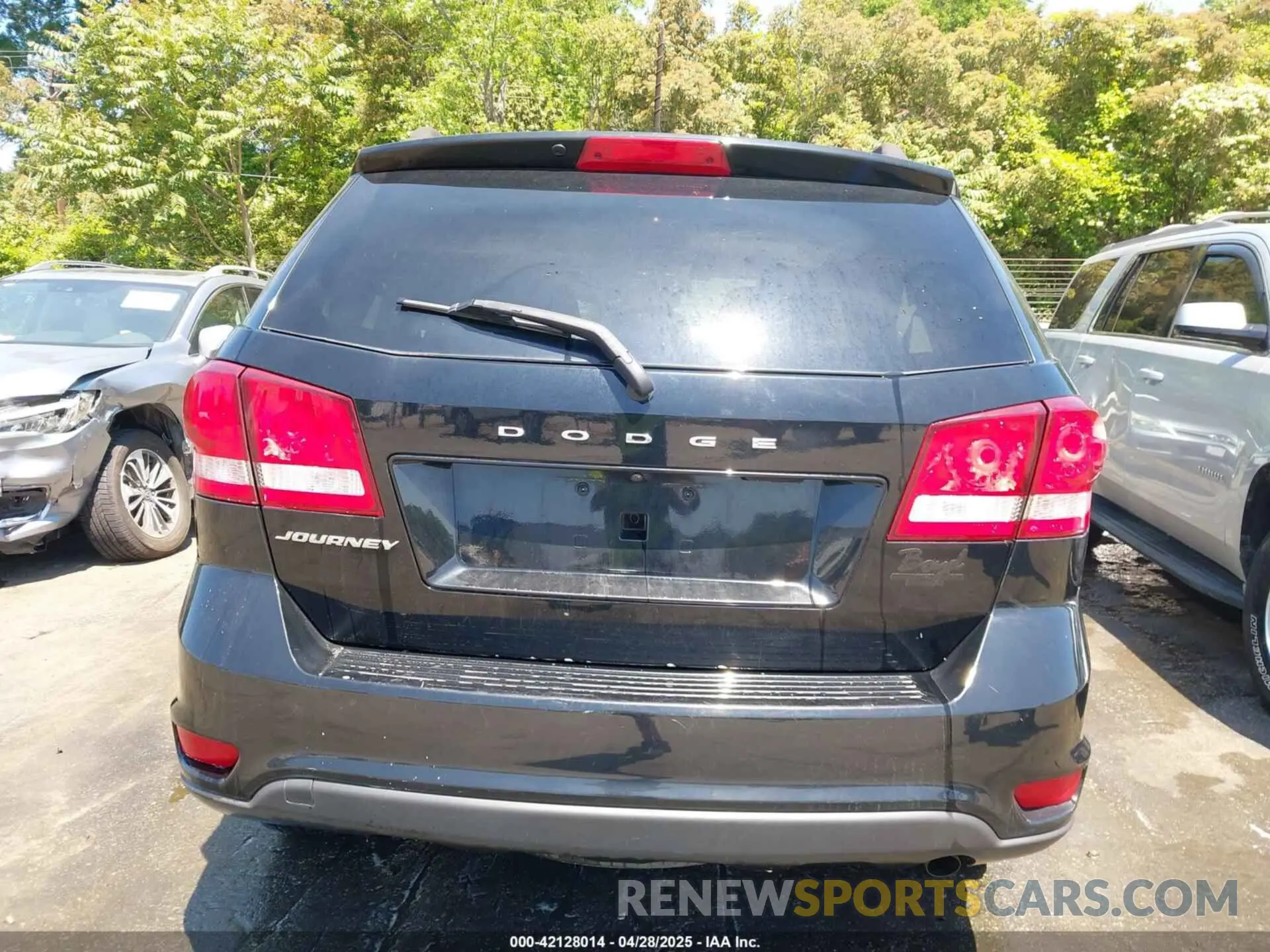 16 Photograph of a damaged car 3C4PDCBB0KT687019 DODGE JOURNEY 2019