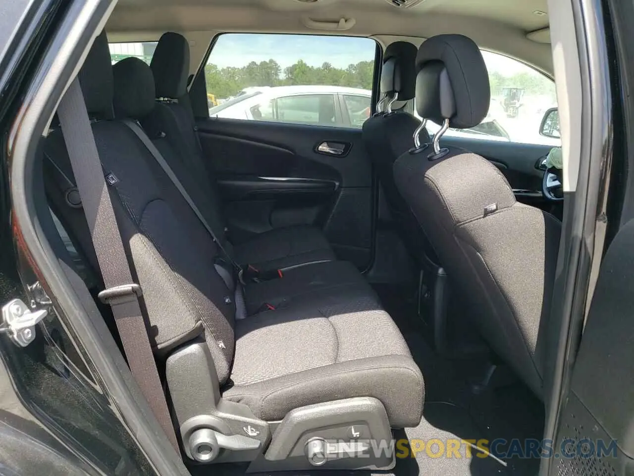 10 Photograph of a damaged car 3C4PDCBB0KT810592 DODGE JOURNEY 2019