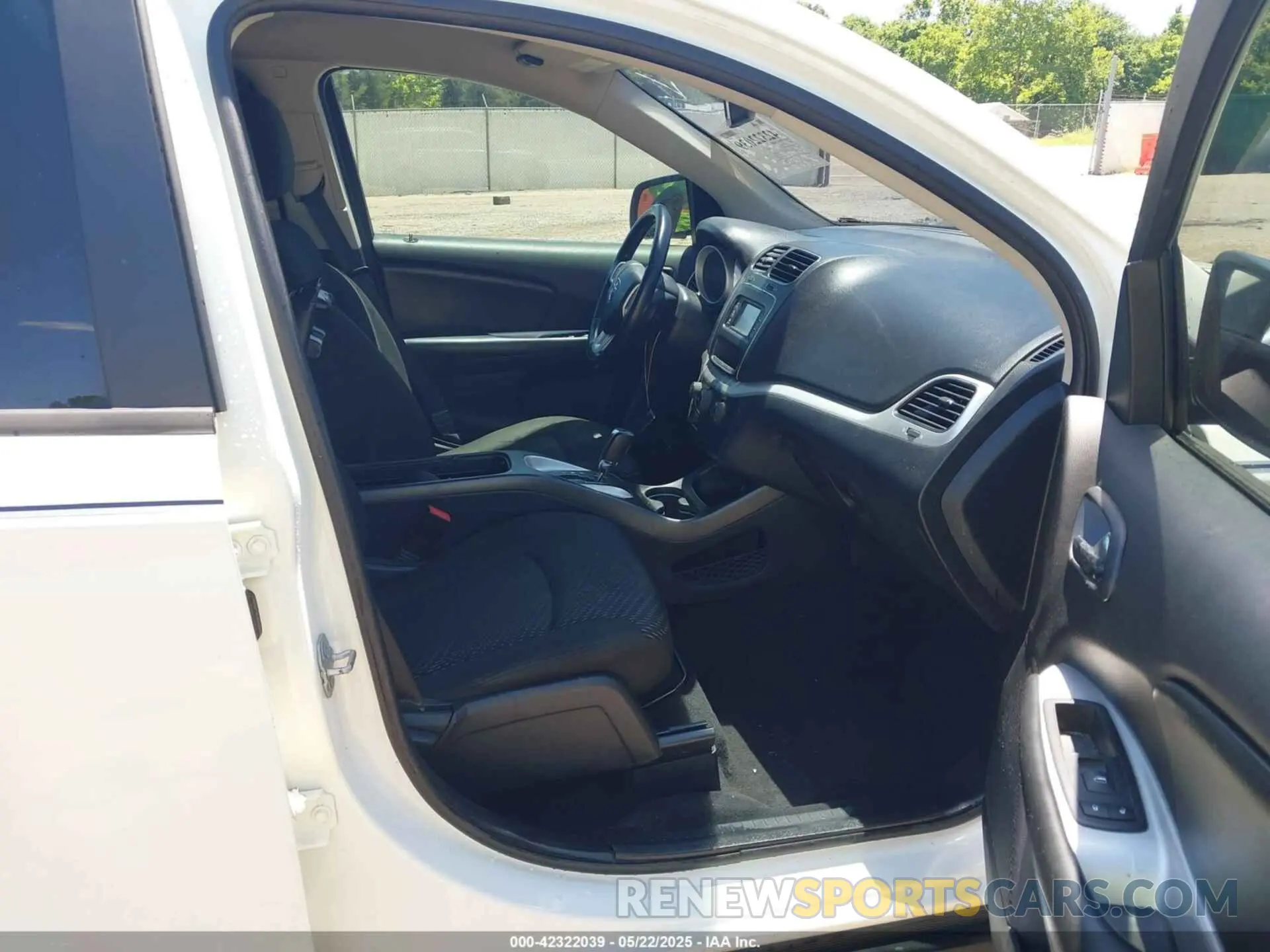 5 Photograph of a damaged car 3C4PDCBB4KT862579 DODGE JOURNEY 2019