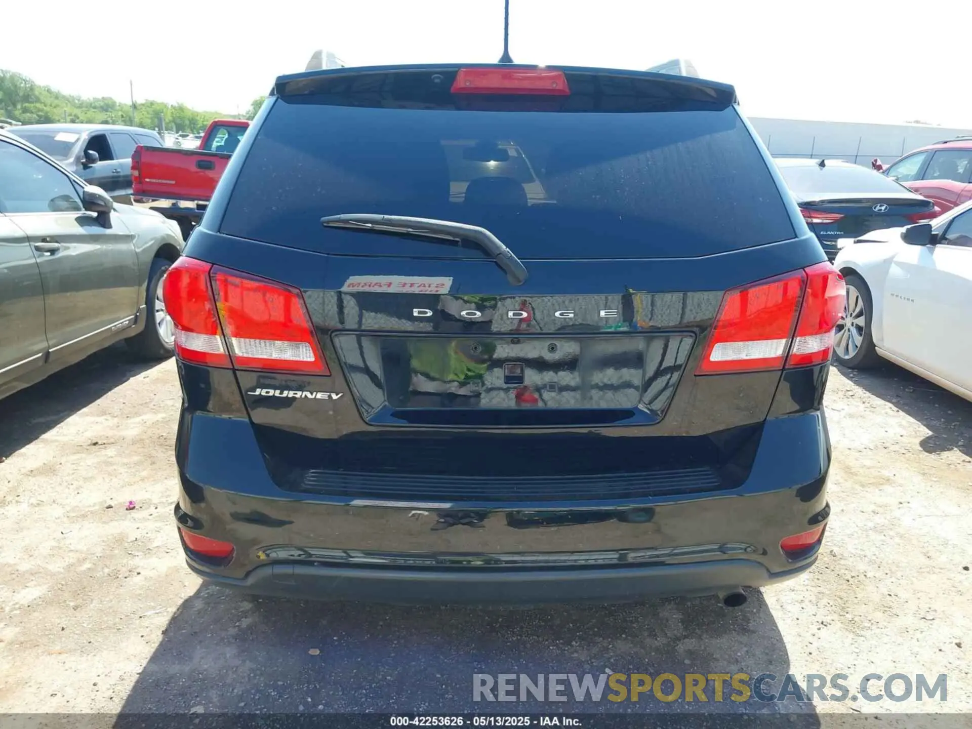 16 Photograph of a damaged car 3C4PDCBB5KT870934 DODGE JOURNEY 2019