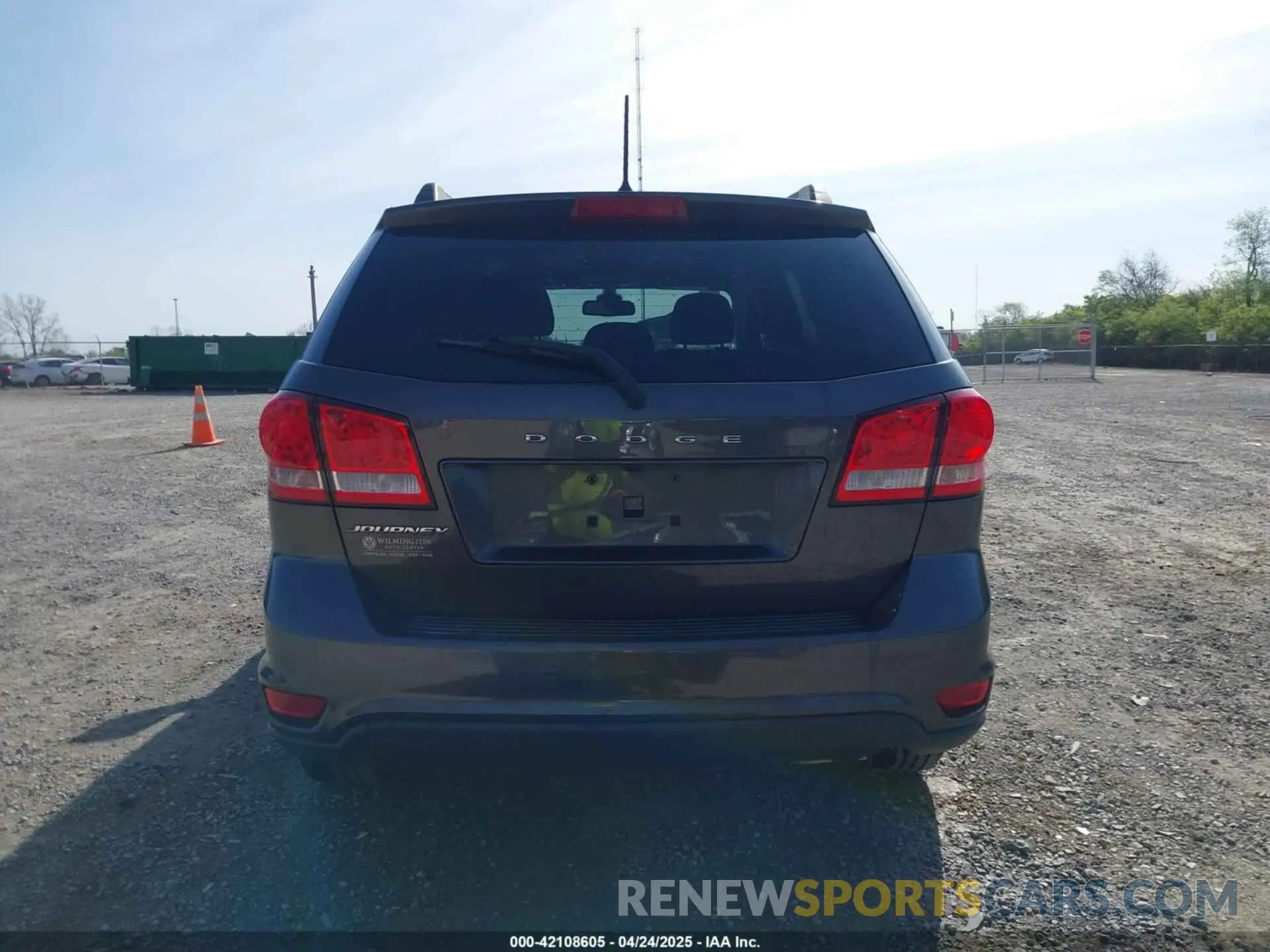 17 Photograph of a damaged car 3C4PDCBB7KT852418 DODGE JOURNEY 2019