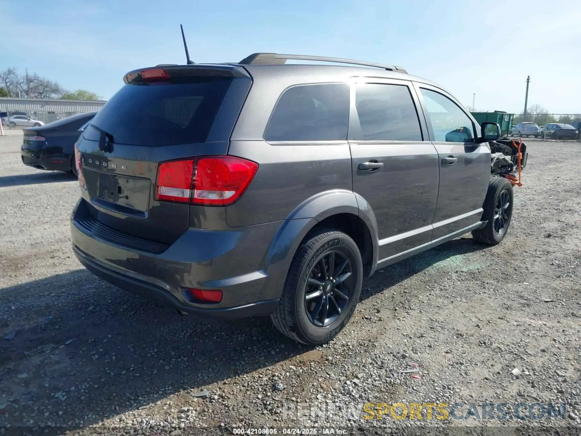 4 Photograph of a damaged car 3C4PDCBB7KT852418 DODGE JOURNEY 2019