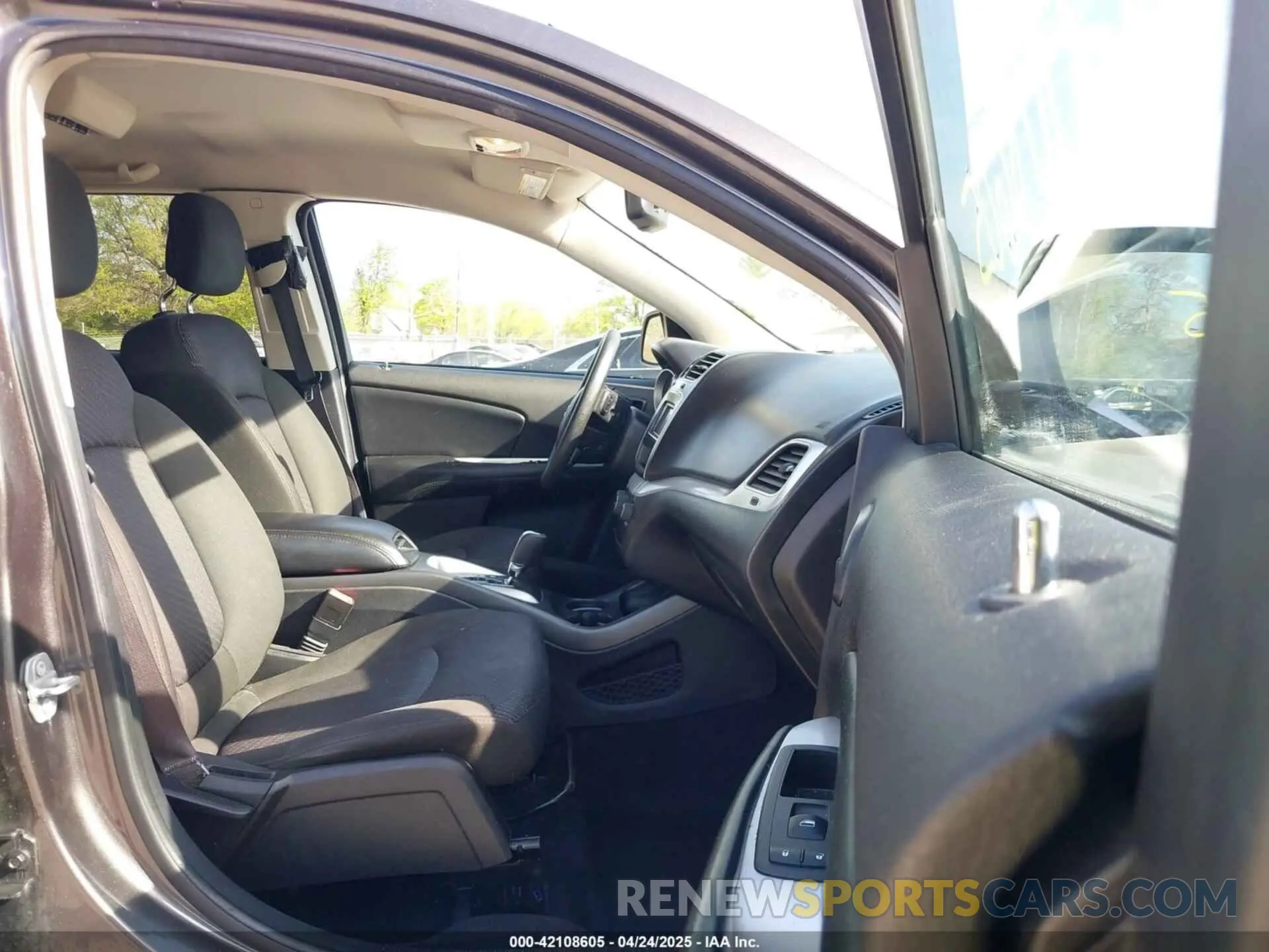 5 Photograph of a damaged car 3C4PDCBB7KT852418 DODGE JOURNEY 2019