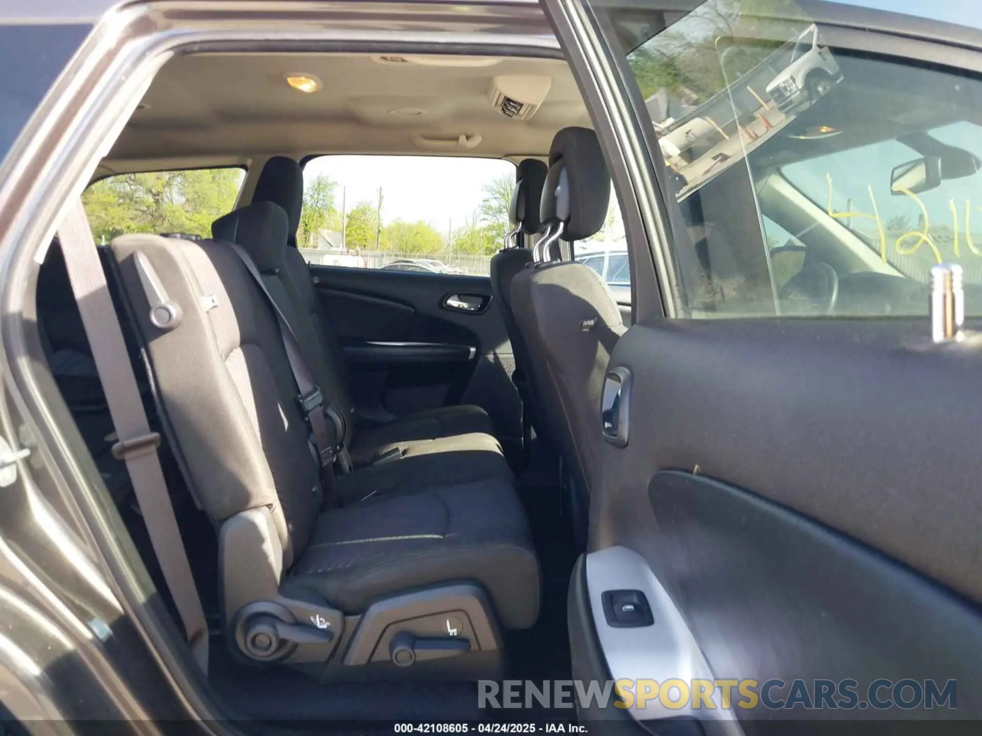 8 Photograph of a damaged car 3C4PDCBB7KT852418 DODGE JOURNEY 2019