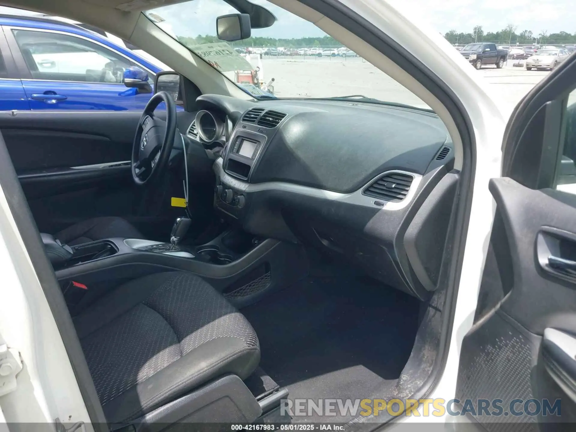 5 Photograph of a damaged car 3C4PDCBB8KT804717 DODGE JOURNEY 2019