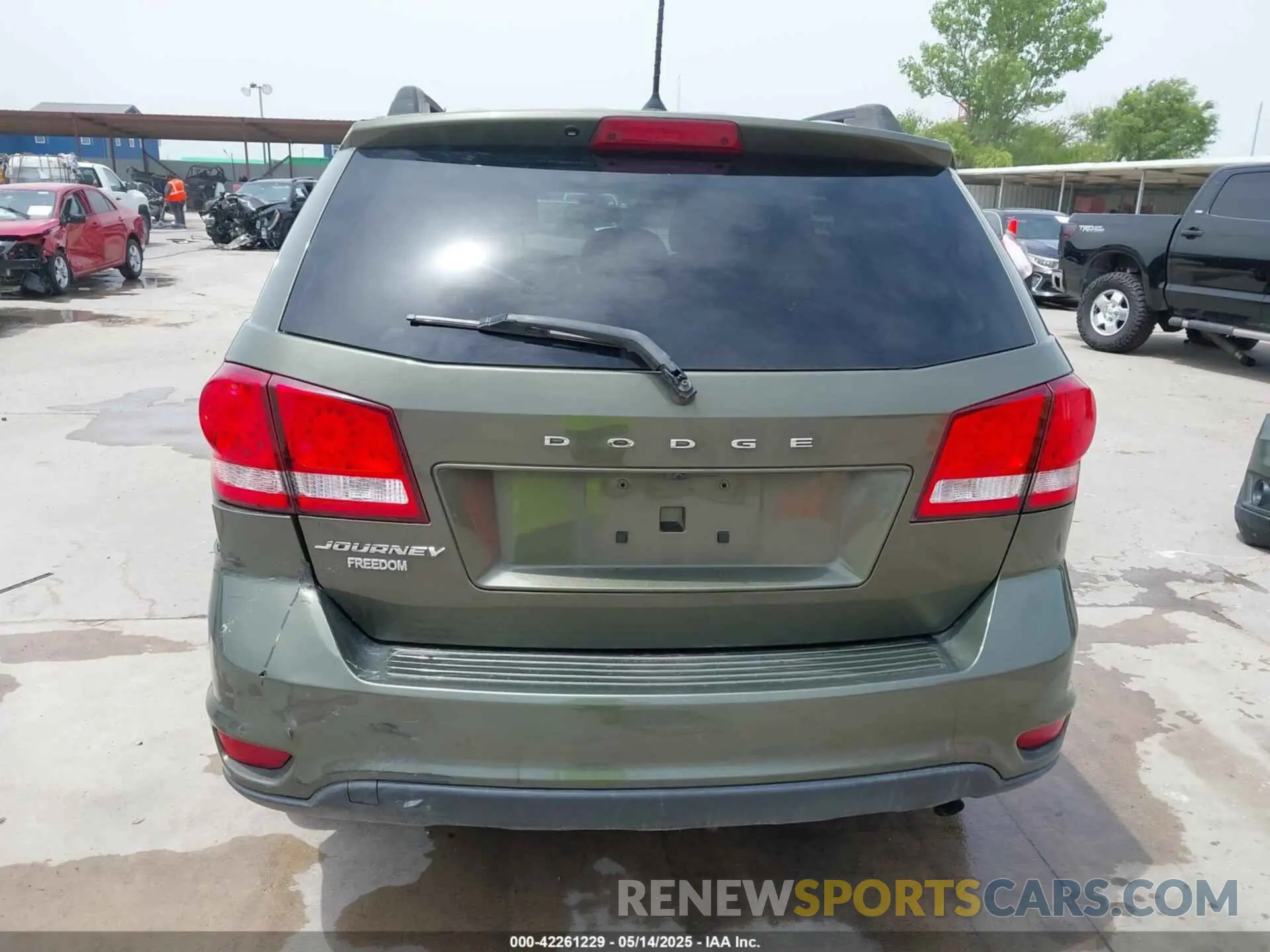 17 Photograph of a damaged car 3C4PDCBB8KT821212 DODGE JOURNEY 2019