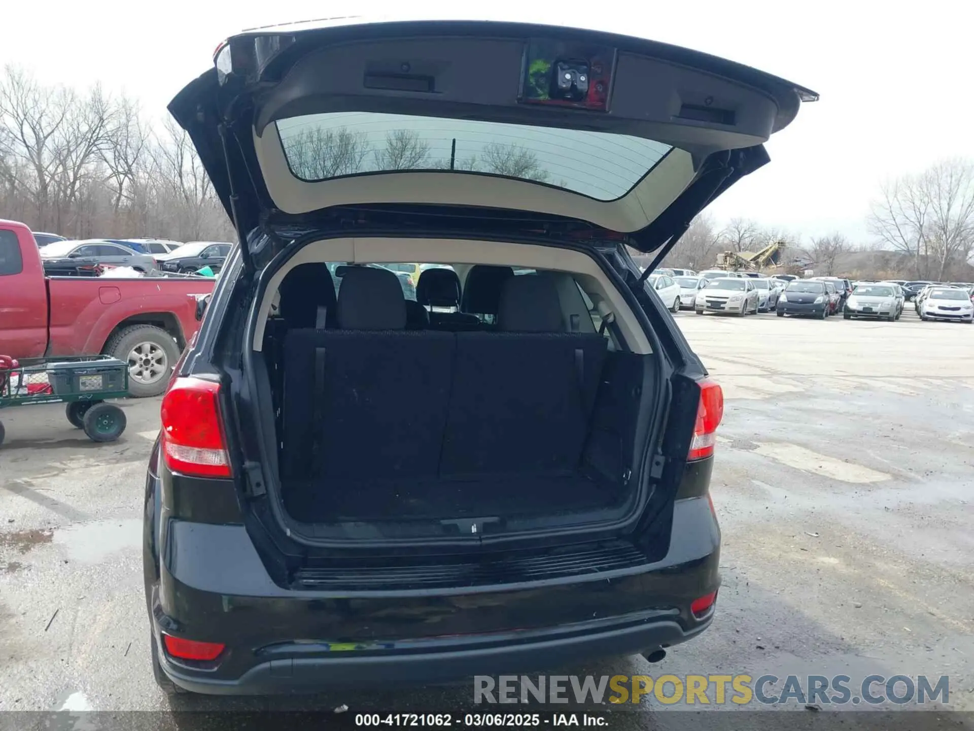 18 Photograph of a damaged car 3C4PDCBB8KT844800 DODGE JOURNEY 2019