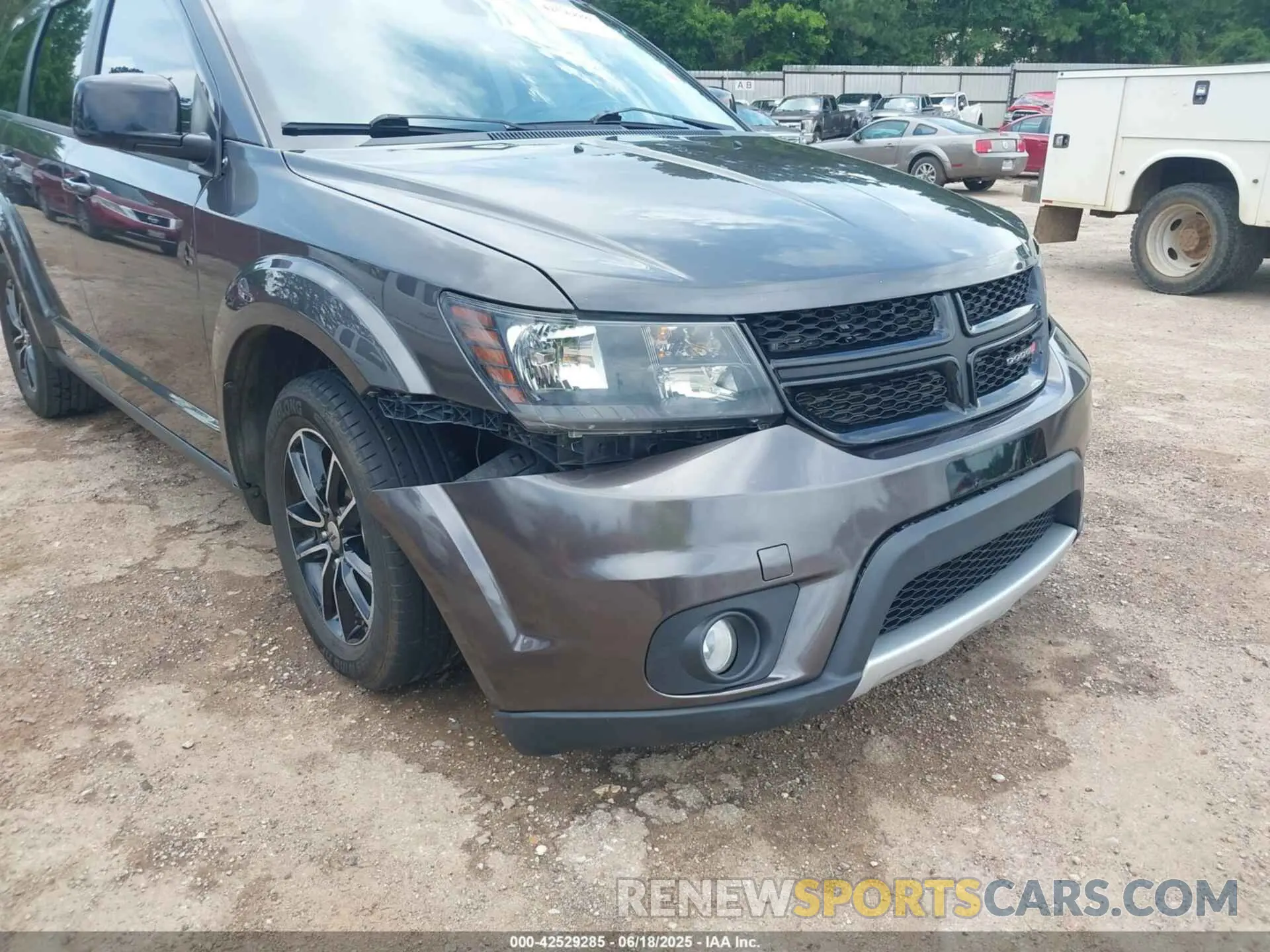 6 Photograph of a damaged car 3C4PDCBBXKT737893 DODGE JOURNEY 2019