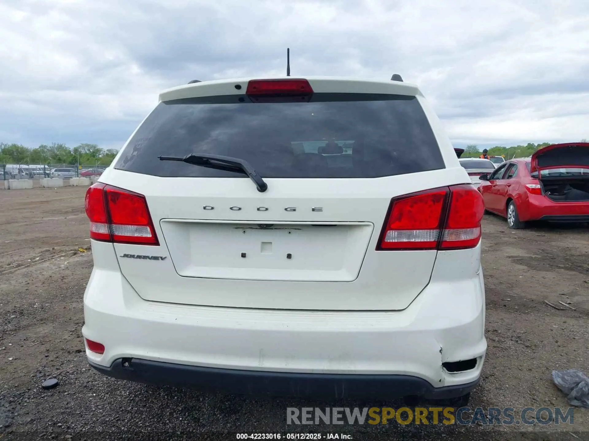 16 Photograph of a damaged car 3C4PDCBBXKT738042 DODGE JOURNEY 2019