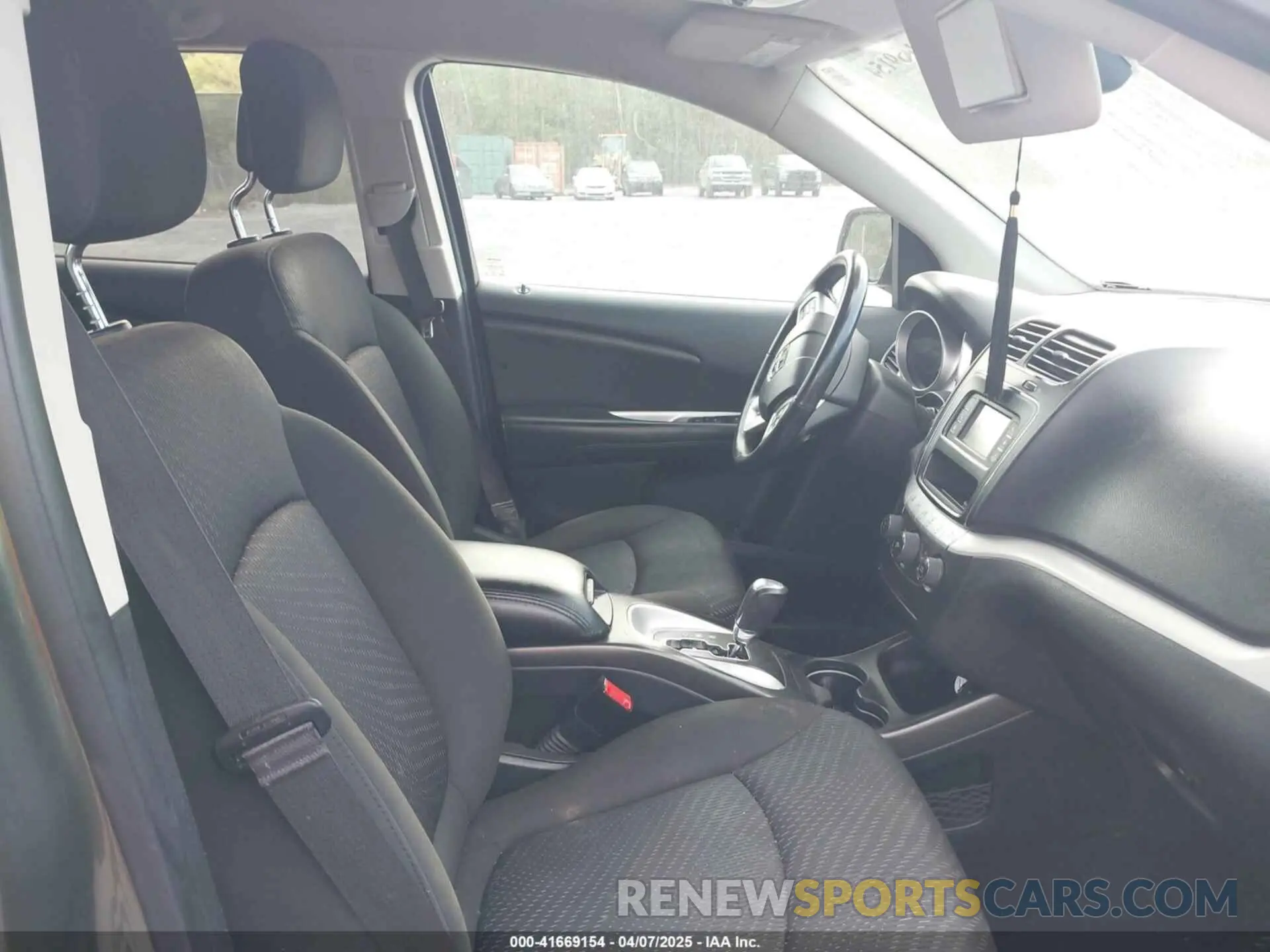5 Photograph of a damaged car 3C4PDCBG1KT701263 DODGE JOURNEY 2019