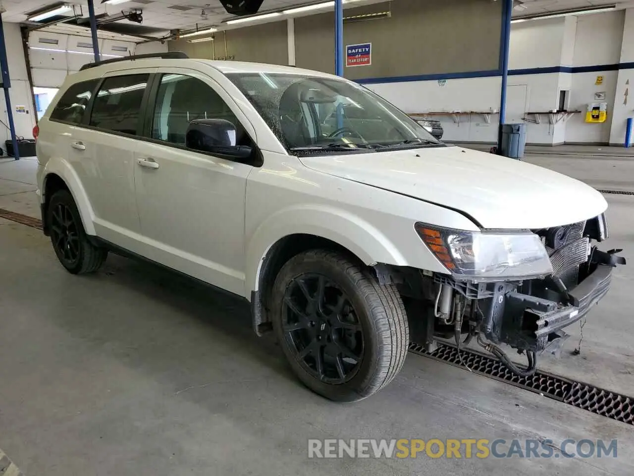 4 Photograph of a damaged car 3C4PDCBG1KT737969 DODGE JOURNEY 2019
