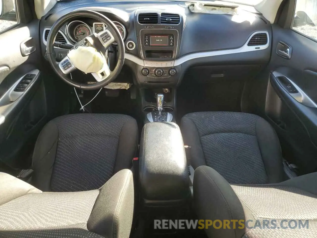 8 Photograph of a damaged car 3C4PDCBG4KT731695 DODGE JOURNEY 2019