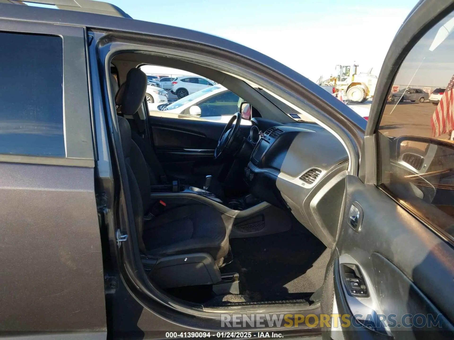 5 Photograph of a damaged car 3C4PDCBG7KT872888 DODGE JOURNEY 2019