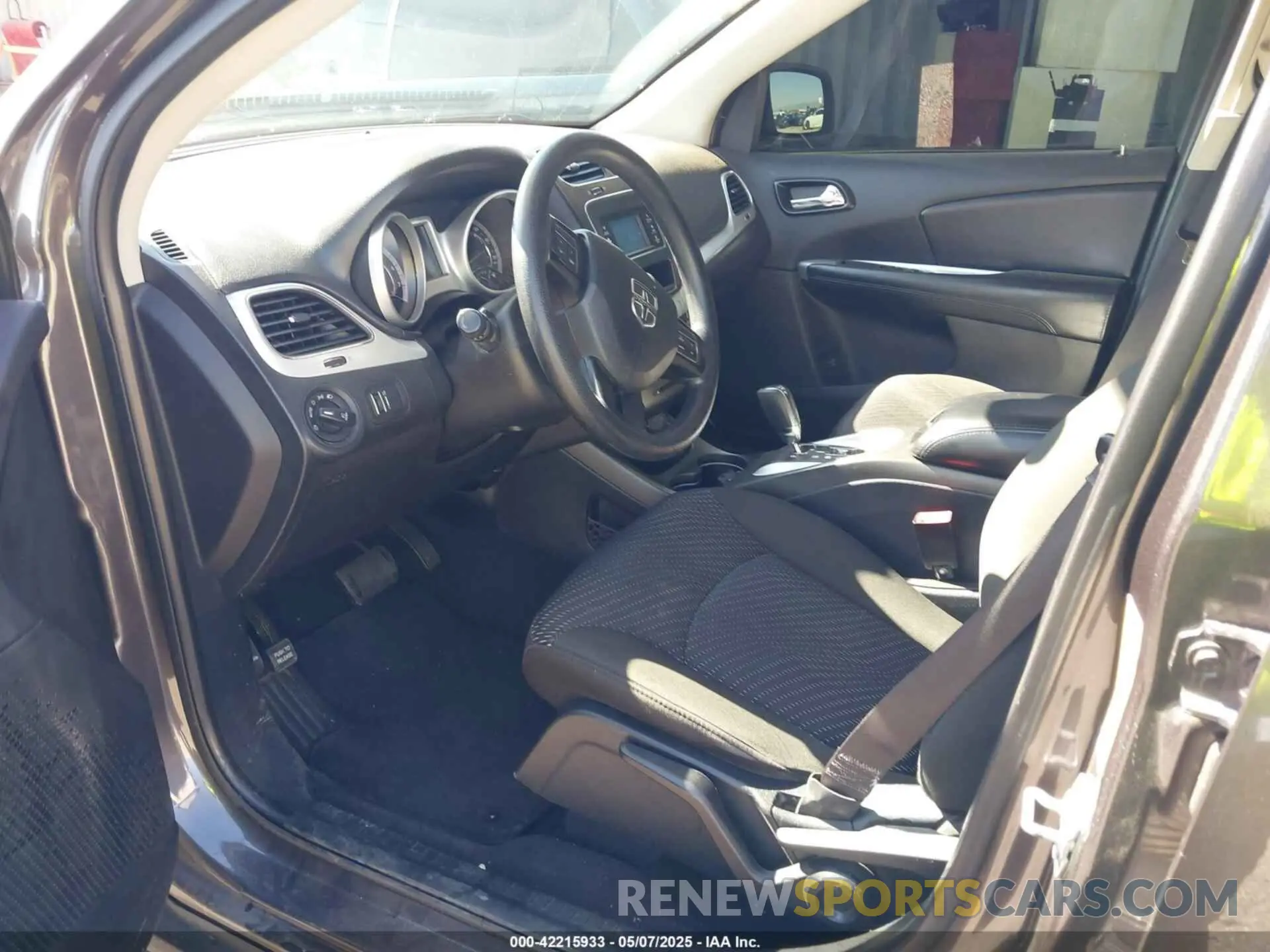 5 Photograph of a damaged car 3C4PDCBG7KT875077 DODGE JOURNEY 2019