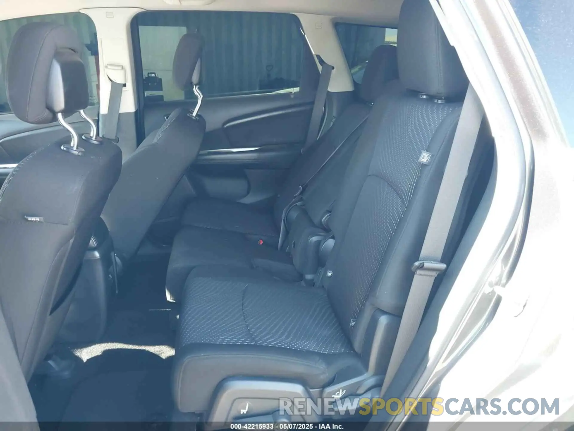 8 Photograph of a damaged car 3C4PDCBG7KT875077 DODGE JOURNEY 2019
