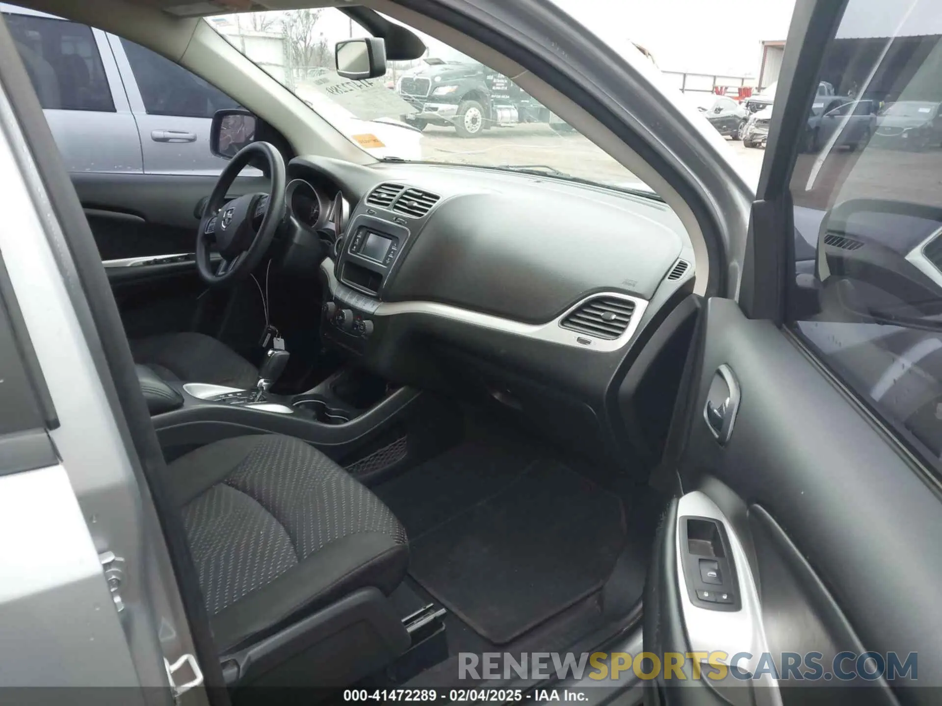 5 Photograph of a damaged car 3C4PDCBG9KT869149 DODGE JOURNEY 2019