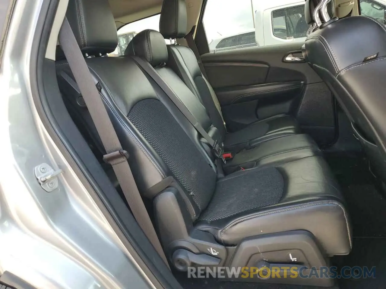 11 Photograph of a damaged car 3C4PDCGG6KT783192 DODGE JOURNEY 2019