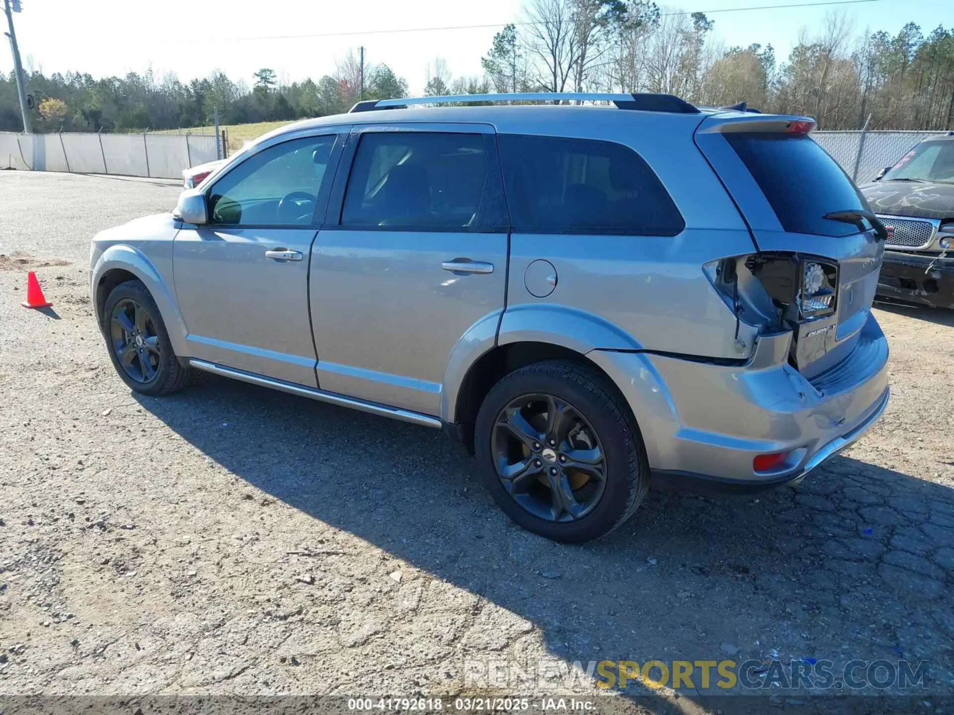 3 Photograph of a damaged car 3C4PDCGG6KT841317 DODGE JOURNEY 2019