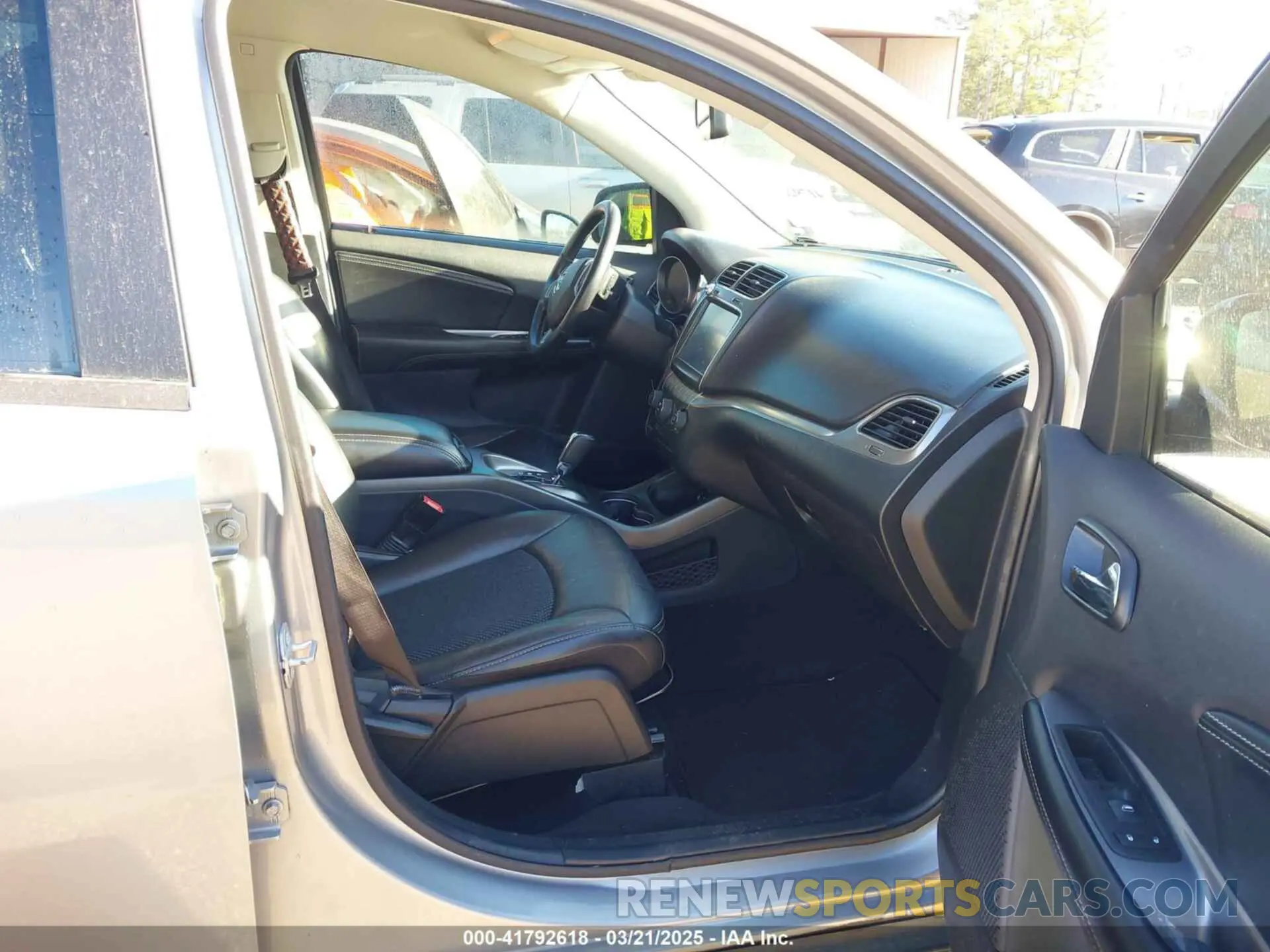 5 Photograph of a damaged car 3C4PDCGG6KT841317 DODGE JOURNEY 2019