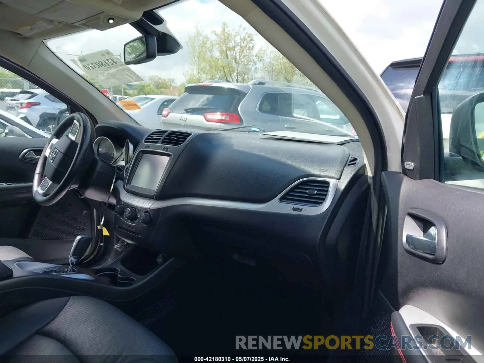 5 Photograph of a damaged car 3C4PDDEG1KT687933 DODGE JOURNEY 2019