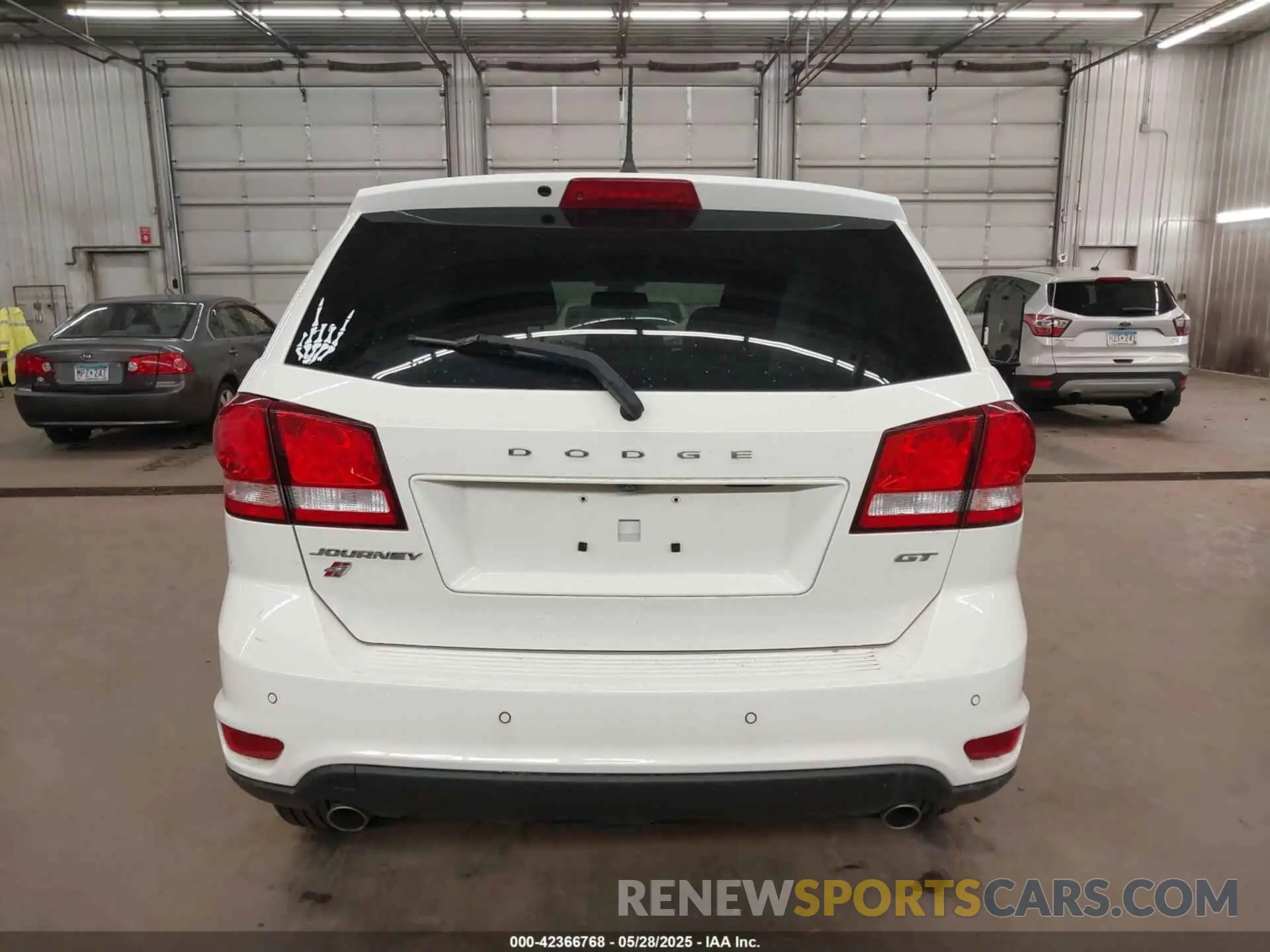 17 Photograph of a damaged car 3C4PDDEG4KT688056 DODGE JOURNEY 2019