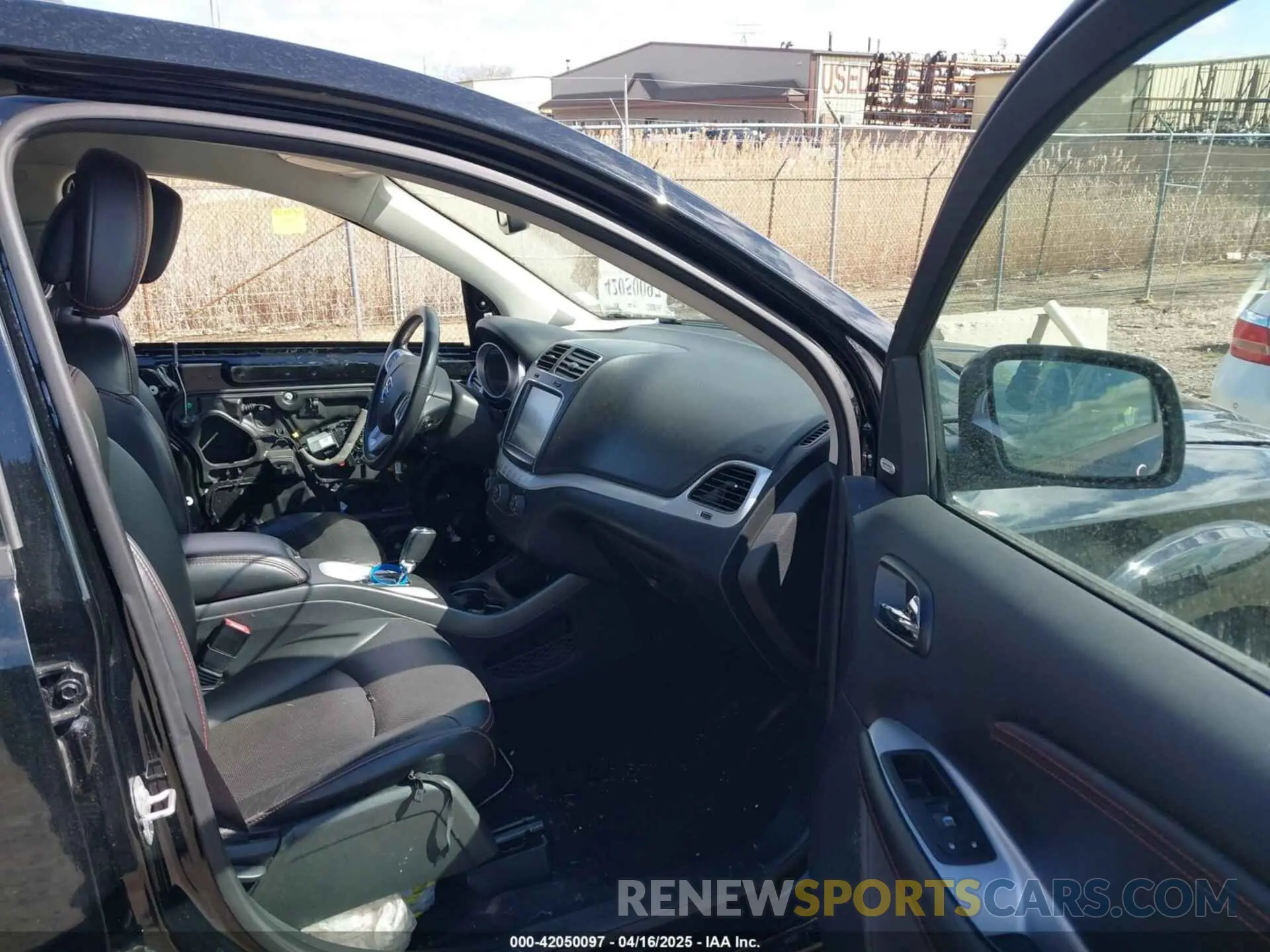 5 Photograph of a damaged car 3C4PDDEG9KT687890 DODGE JOURNEY 2019