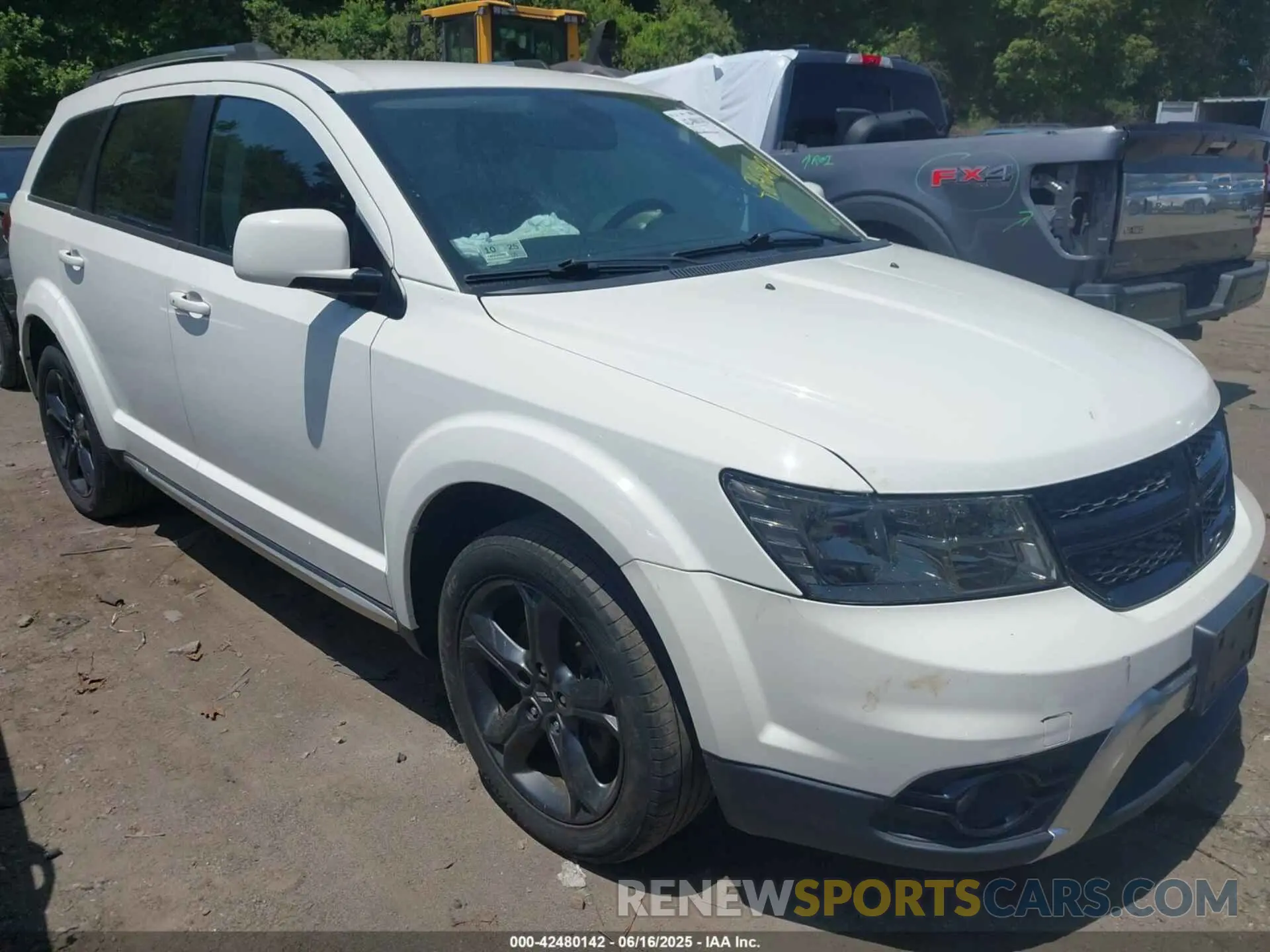 1 Photograph of a damaged car 3C4PDDGG2KT810944 DODGE JOURNEY 2019