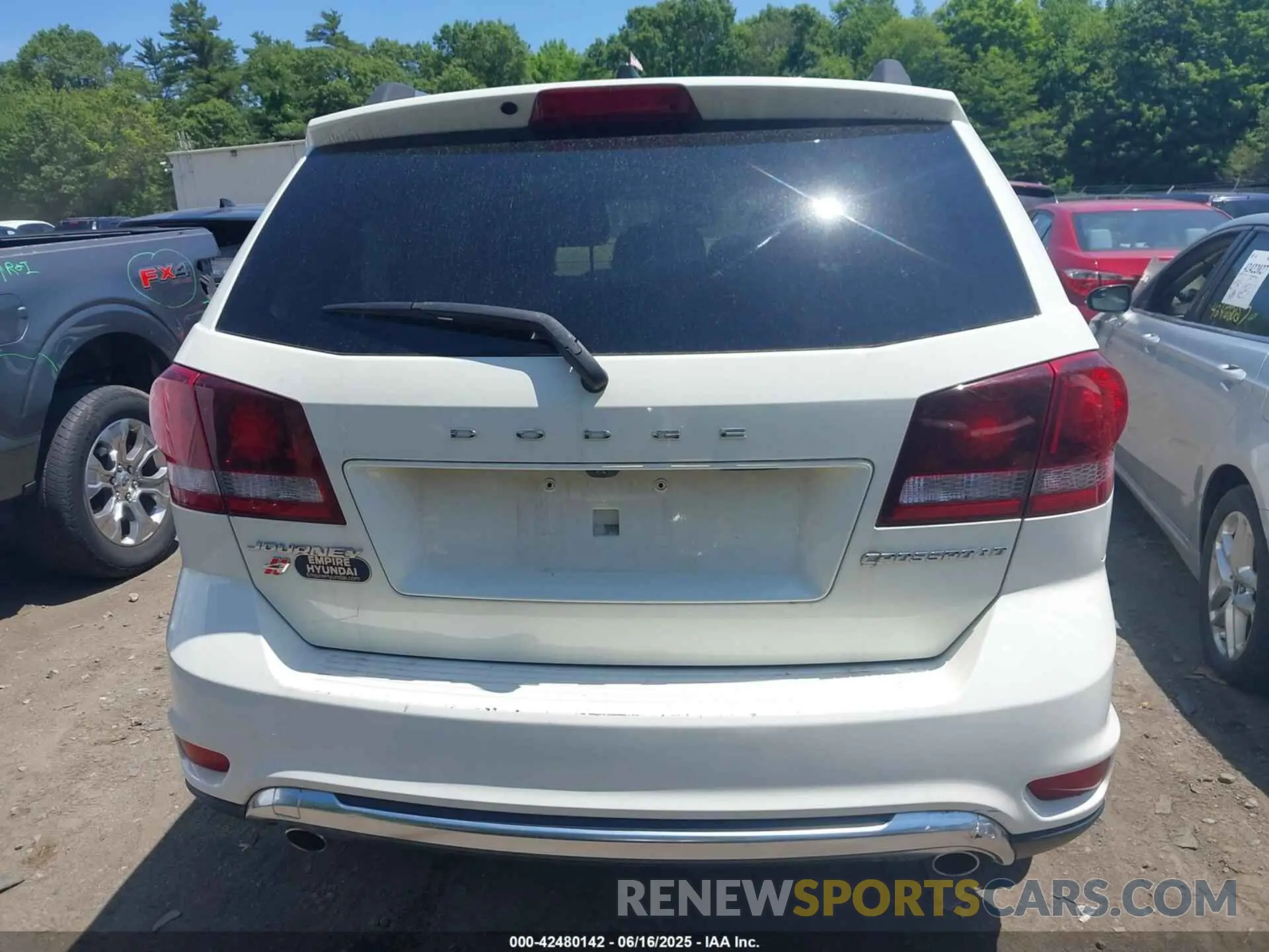 16 Photograph of a damaged car 3C4PDDGG2KT810944 DODGE JOURNEY 2019