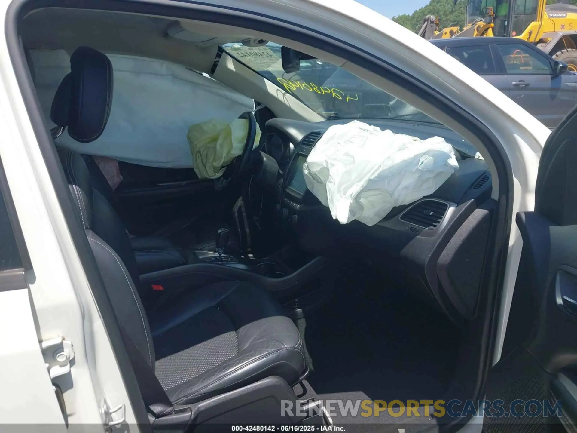 5 Photograph of a damaged car 3C4PDDGG2KT810944 DODGE JOURNEY 2019