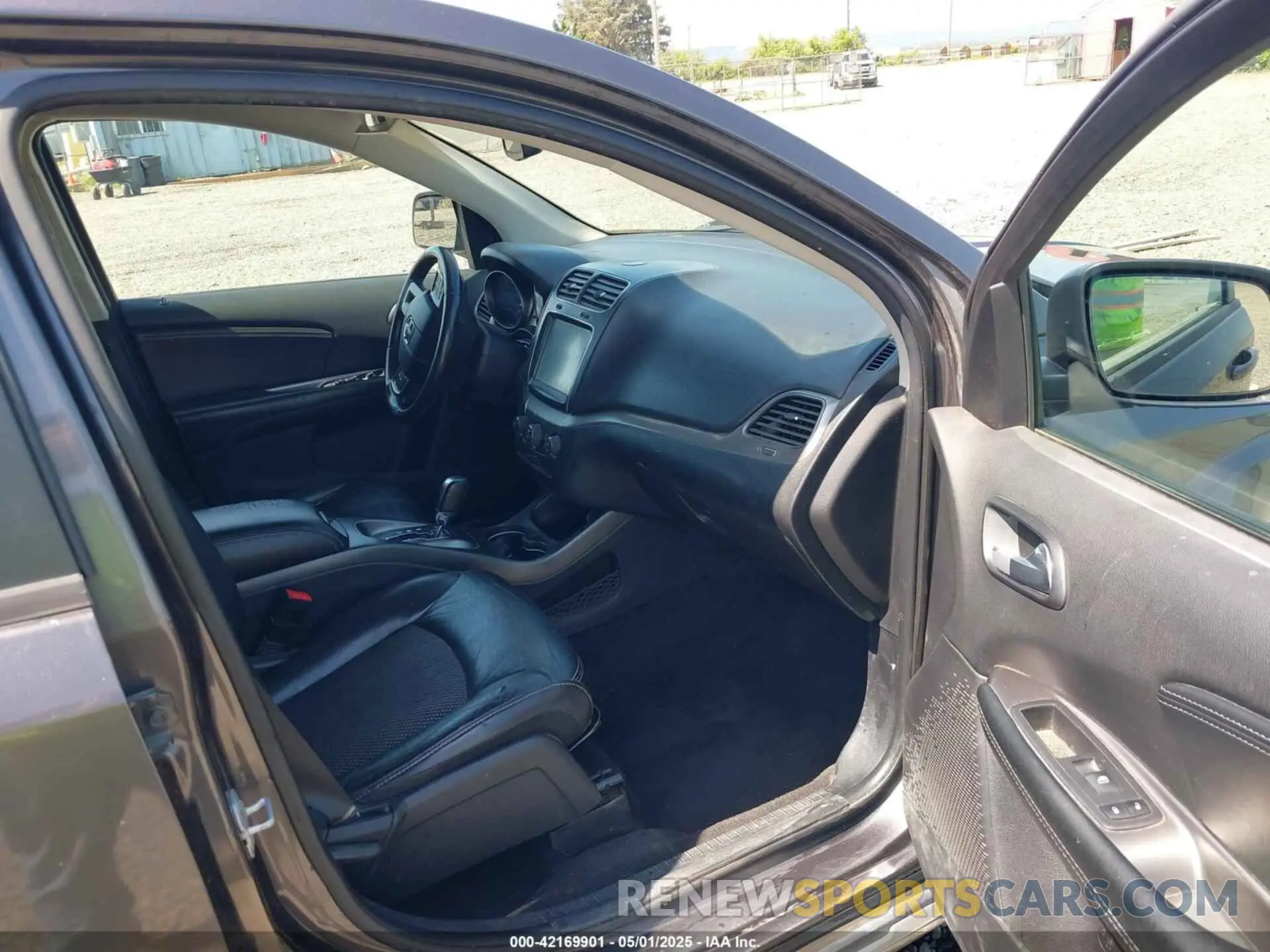 5 Photograph of a damaged car 3C4PDDGG3KT779770 DODGE JOURNEY 2019
