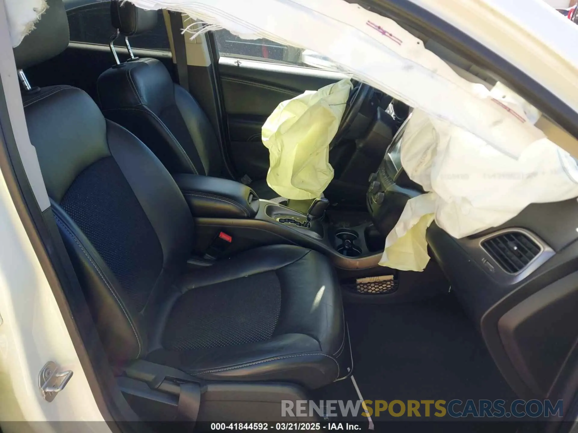 5 Photograph of a damaged car 3C4PDDGG9KT848915 DODGE JOURNEY 2019
