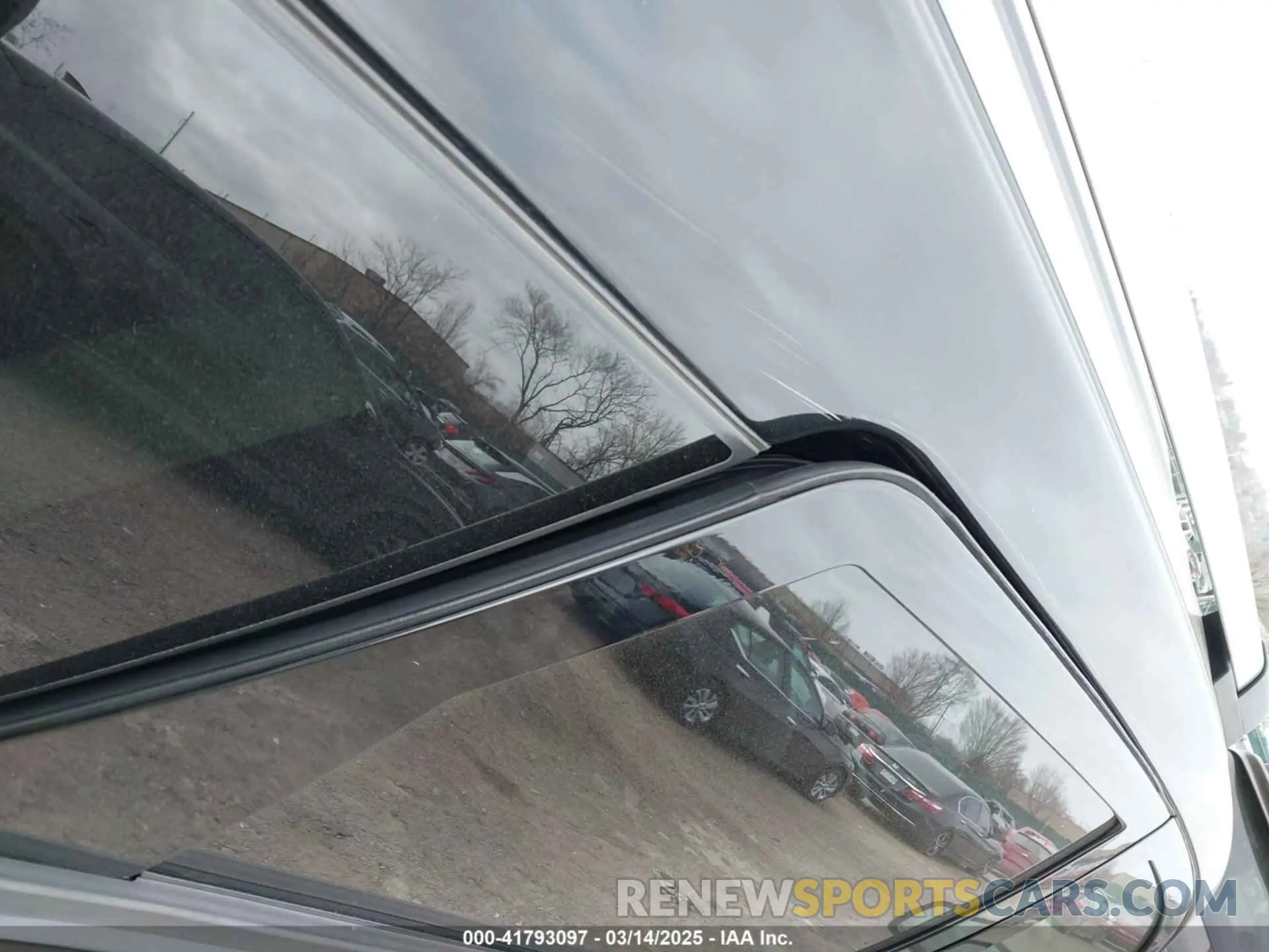 17 Photograph of a damaged car 3C4PDDGGXKT816412 DODGE JOURNEY 2019