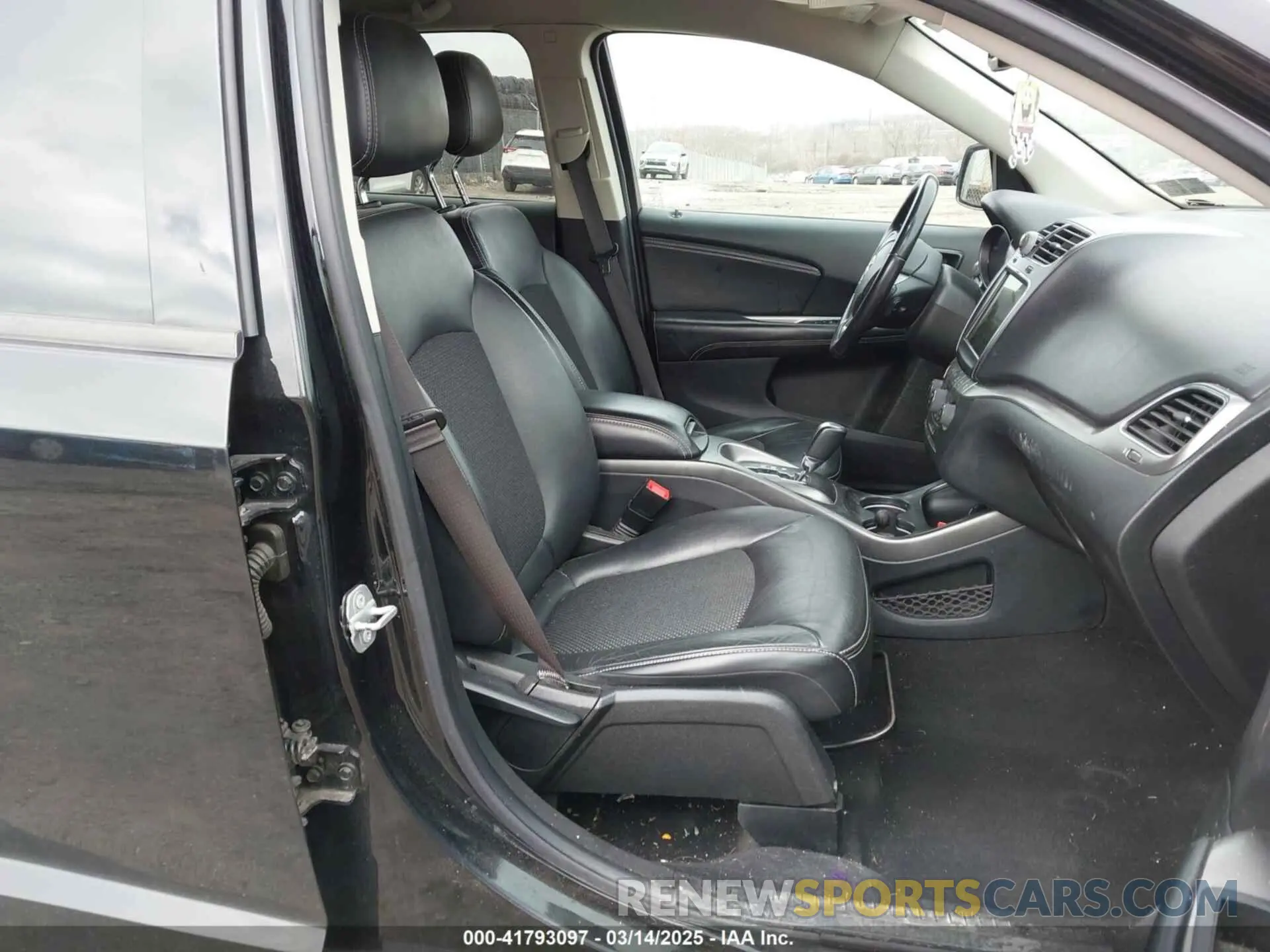 5 Photograph of a damaged car 3C4PDDGGXKT816412 DODGE JOURNEY 2019