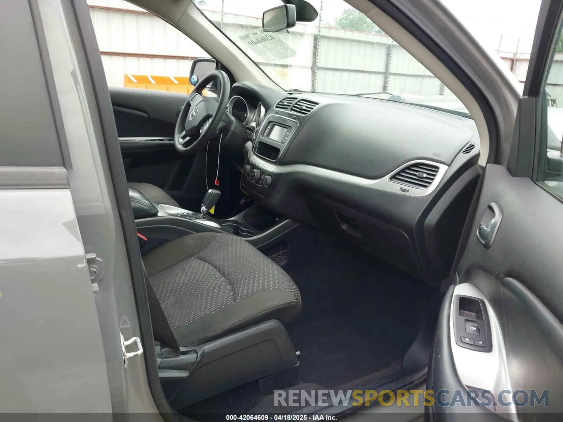 5 Photograph of a damaged car 3C4PDCAB0LT253914 DODGE JOURNEY 2020