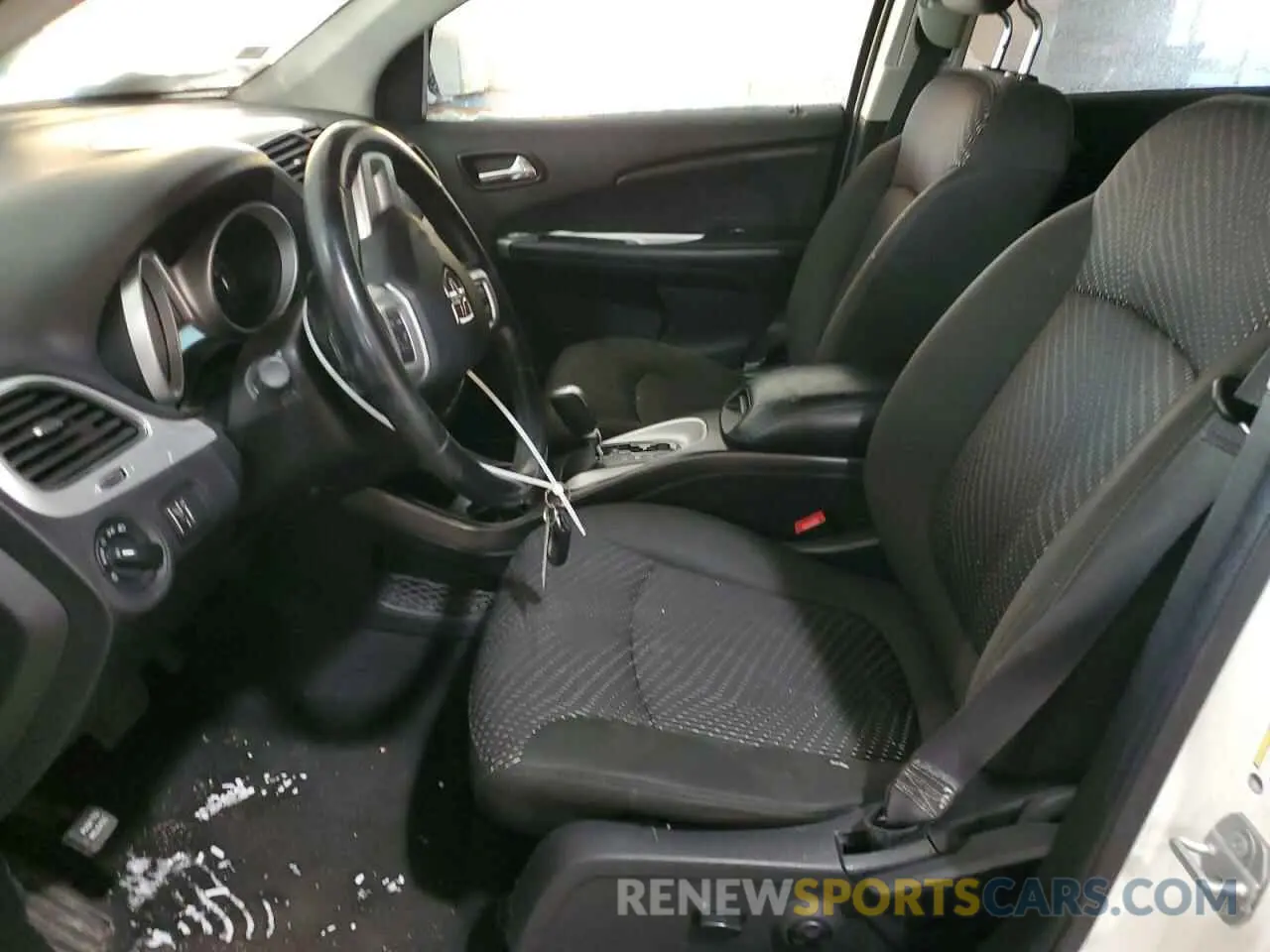 7 Photograph of a damaged car 3C4PDCAB1LT275632 DODGE JOURNEY 2020