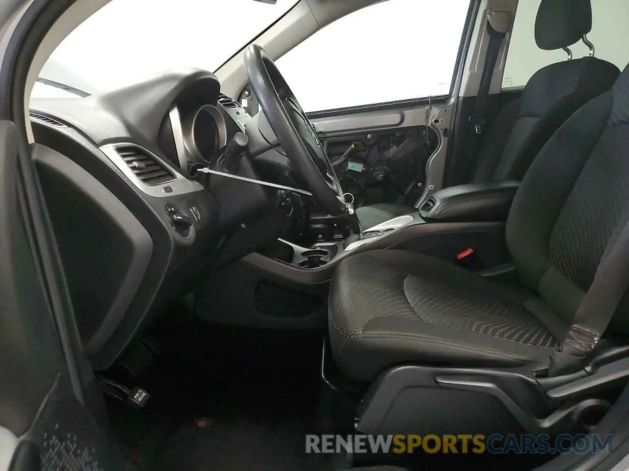 7 Photograph of a damaged car 3C4PDCAB2LT275588 DODGE JOURNEY 2020