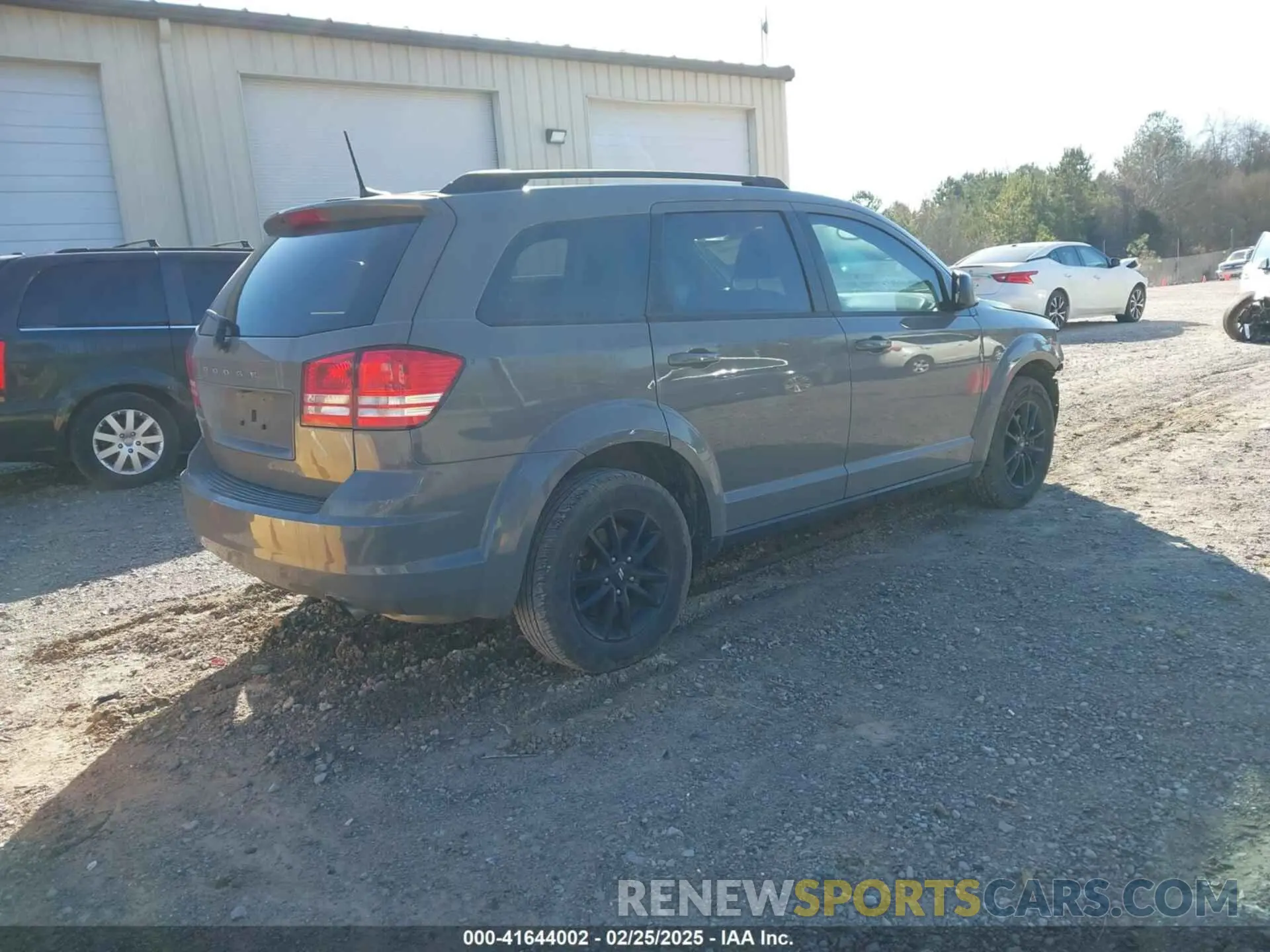 4 Photograph of a damaged car 3C4PDCAB3LT261182 DODGE JOURNEY 2020