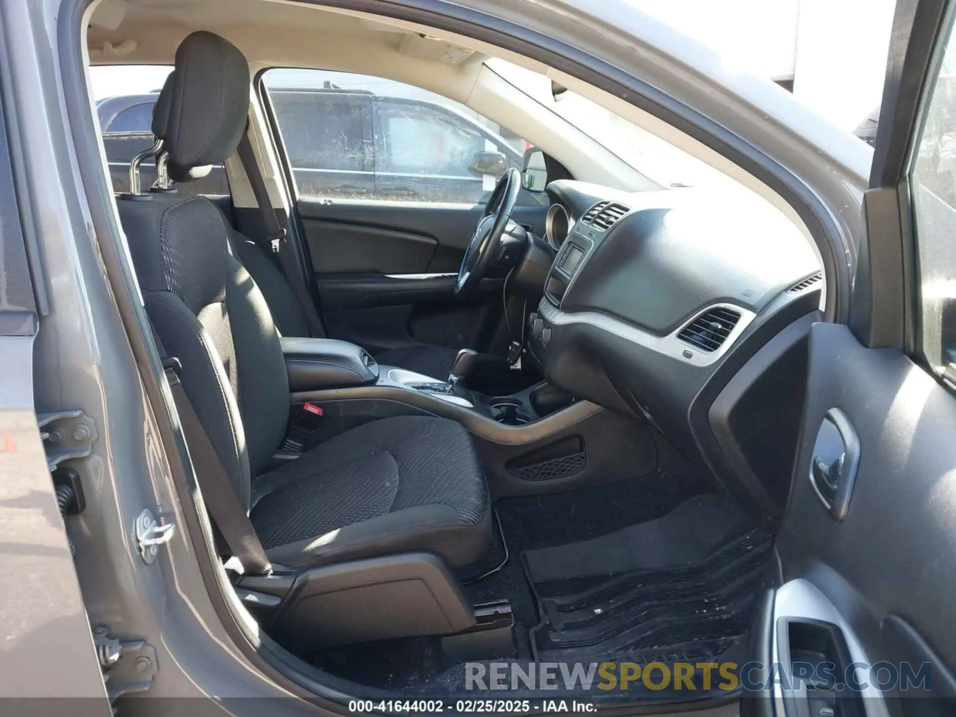5 Photograph of a damaged car 3C4PDCAB3LT261182 DODGE JOURNEY 2020