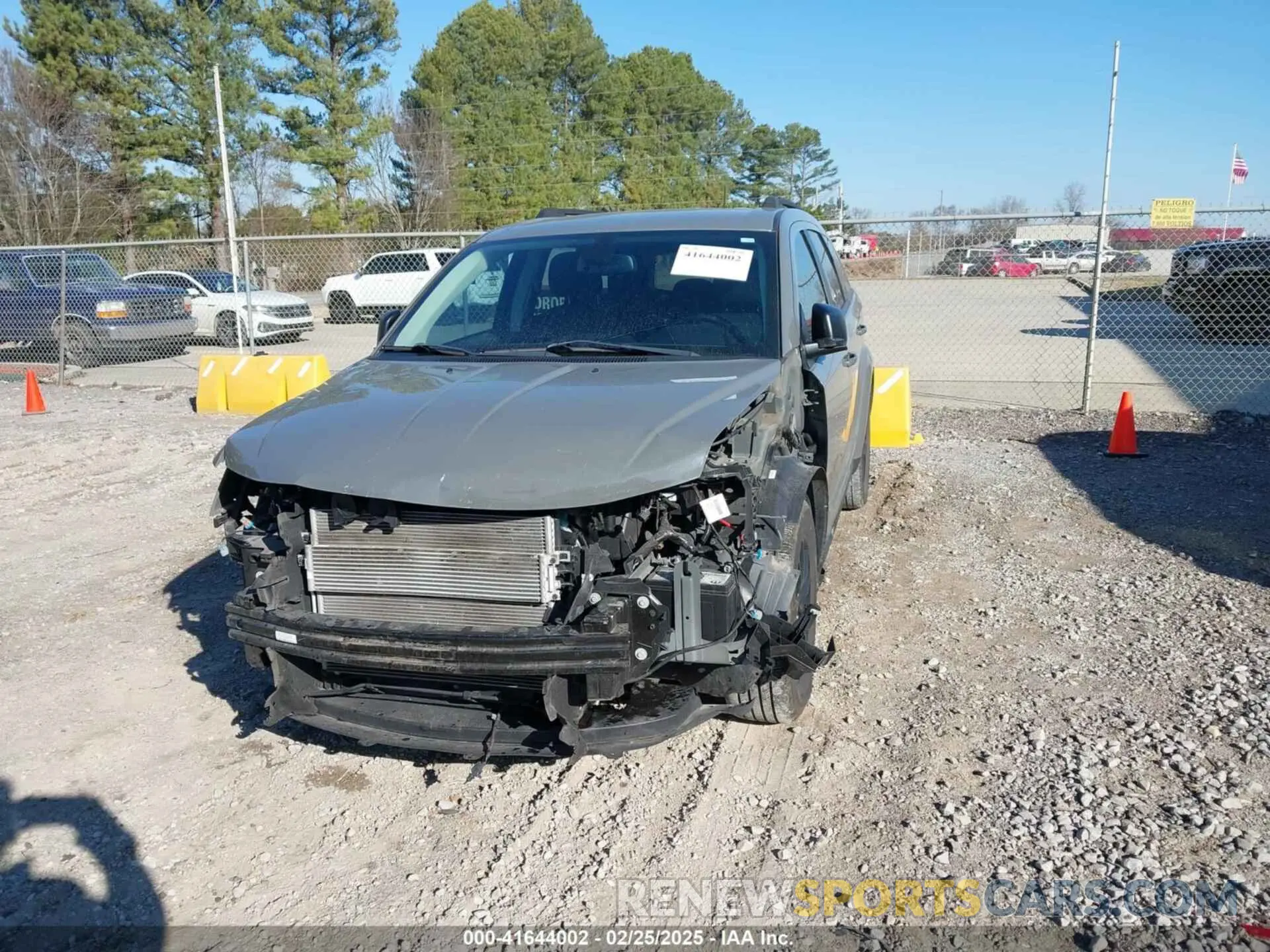 6 Photograph of a damaged car 3C4PDCAB3LT261182 DODGE JOURNEY 2020