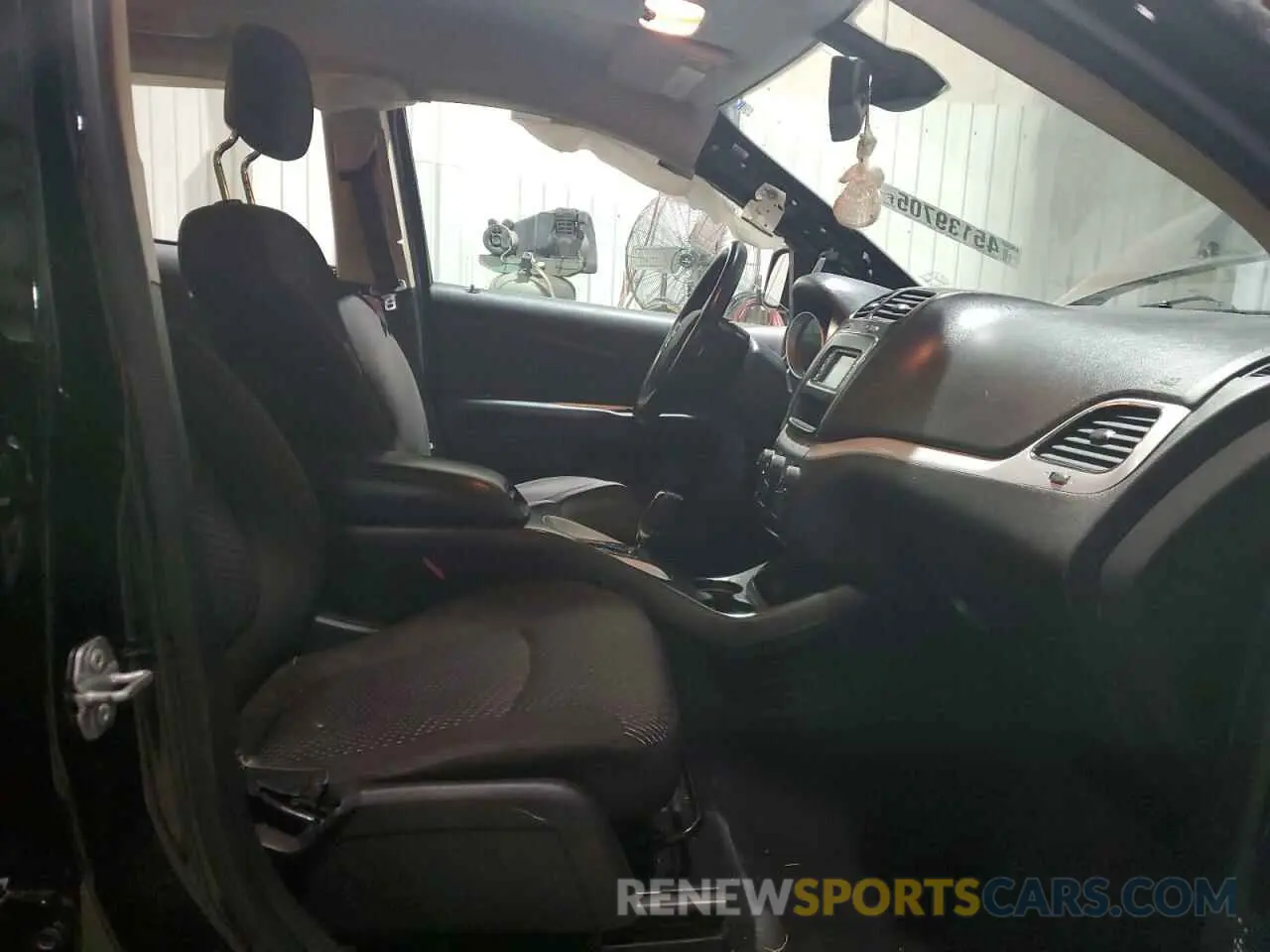 7 Photograph of a damaged car 3C4PDCAB3LT273672 DODGE JOURNEY 2020