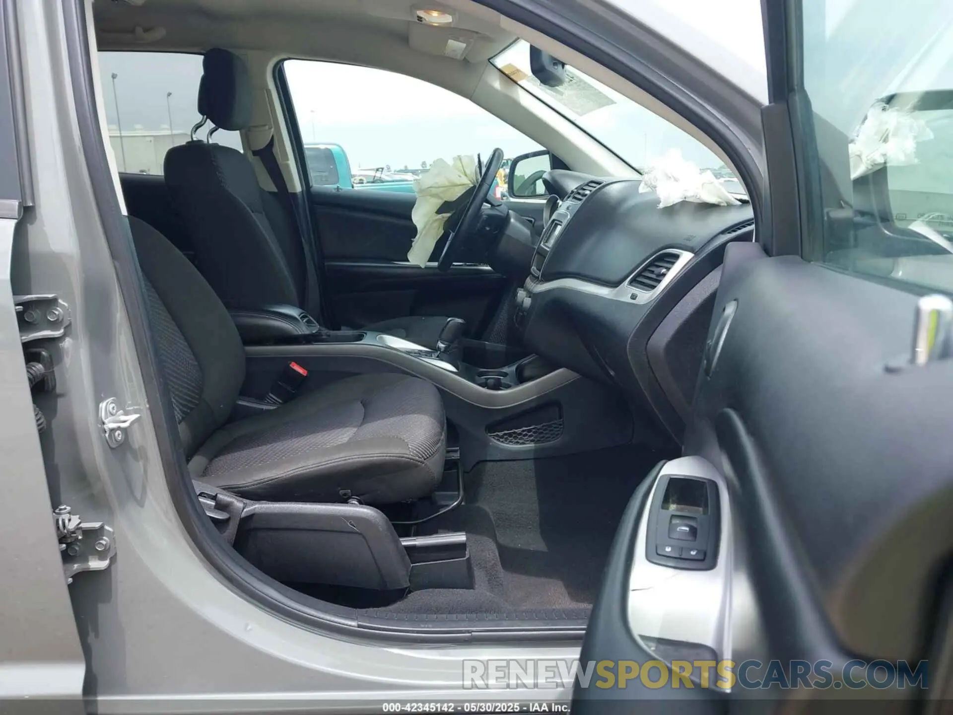 5 Photograph of a damaged car 3C4PDCAB3LT275163 DODGE JOURNEY 2020