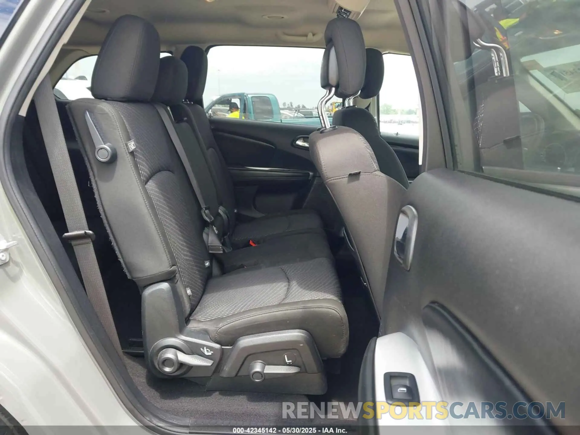 8 Photograph of a damaged car 3C4PDCAB3LT275163 DODGE JOURNEY 2020