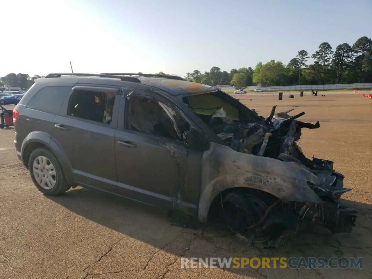 4 Photograph of a damaged car 3C4PDCAB4LT253818 DODGE JOURNEY 2020