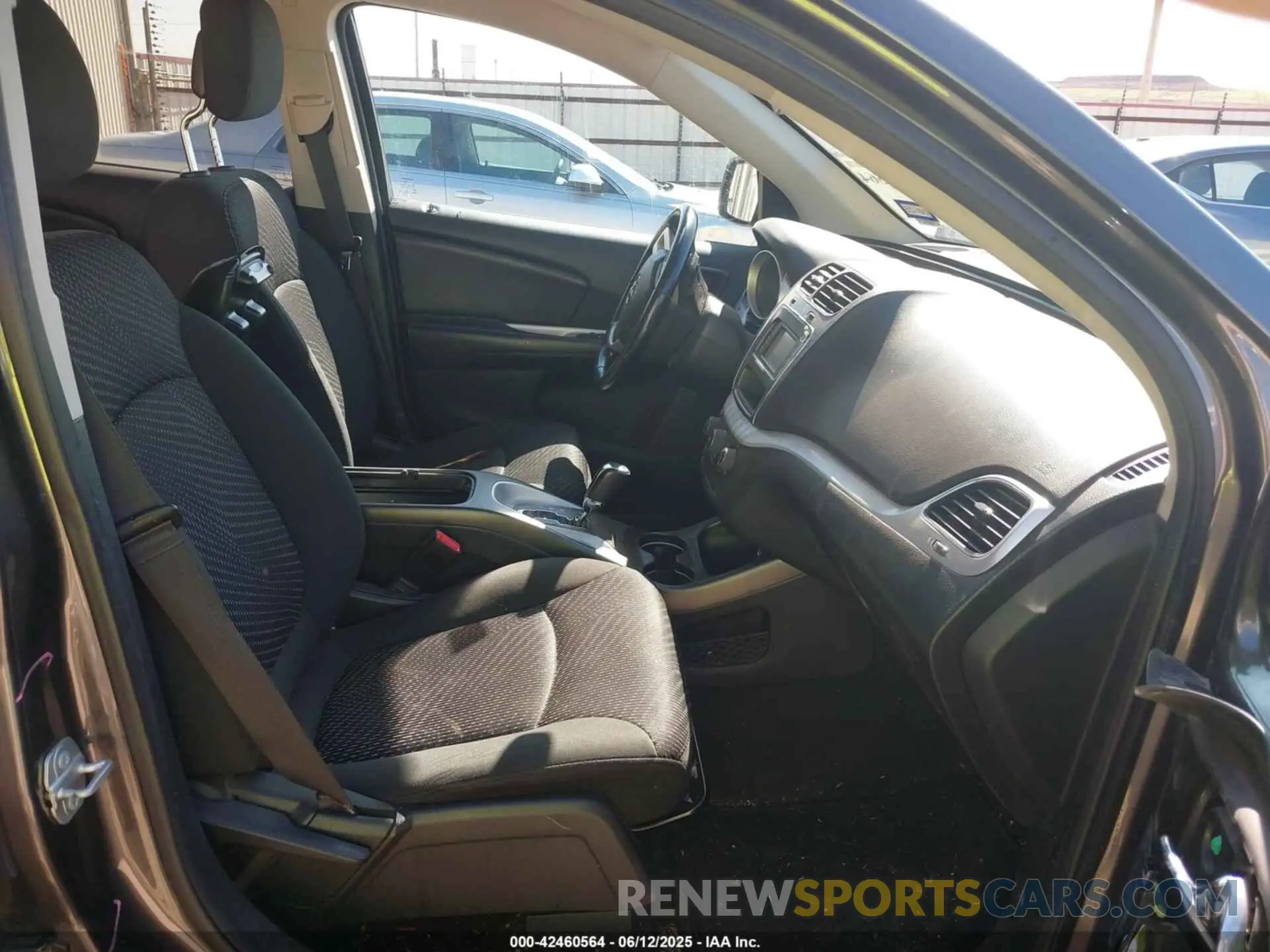 5 Photograph of a damaged car 3C4PDCAB4LT268058 DODGE JOURNEY 2020
