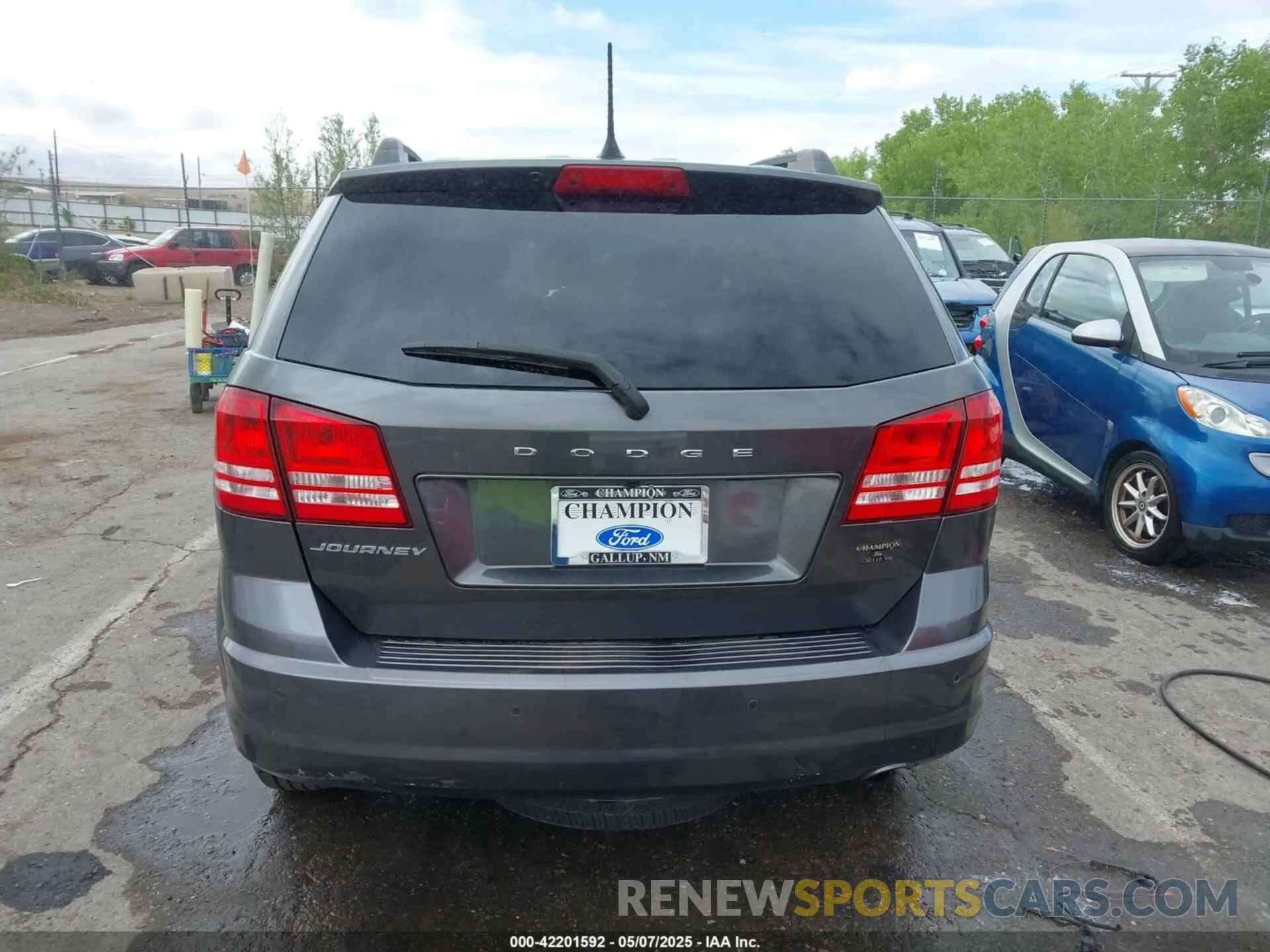 17 Photograph of a damaged car 3C4PDCAB7LT235443 DODGE JOURNEY 2020