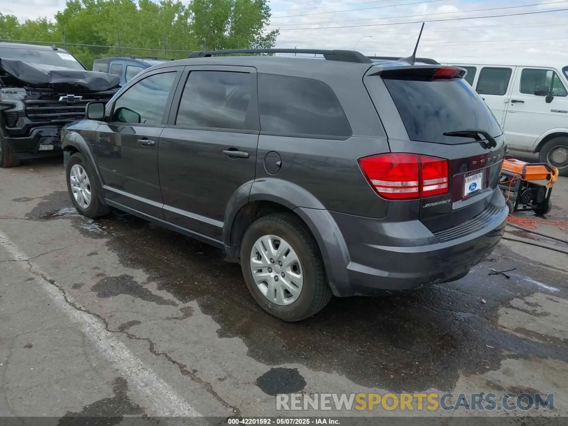 3 Photograph of a damaged car 3C4PDCAB7LT235443 DODGE JOURNEY 2020